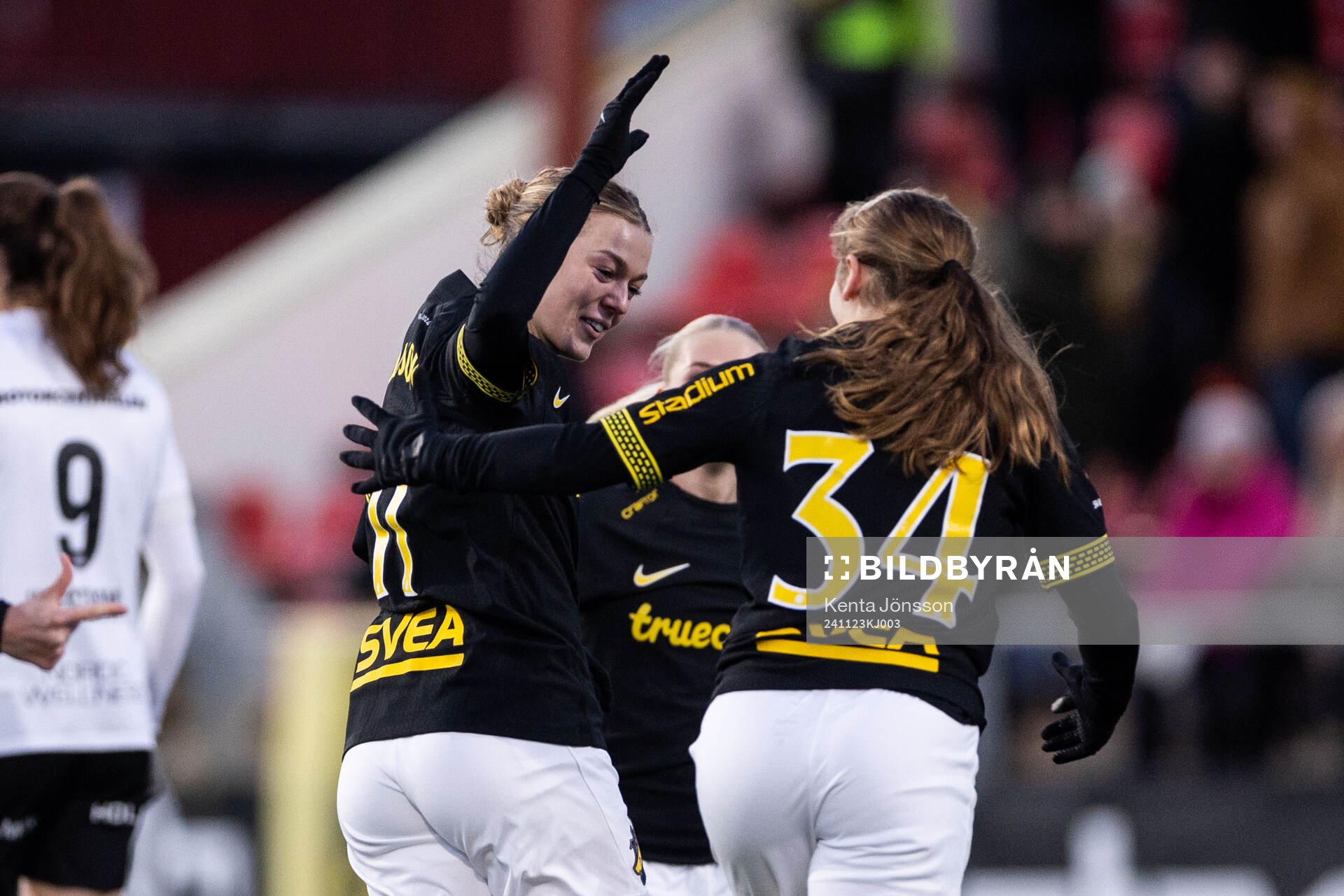 AIKs Beata Olsson jublar med Maja Johansson