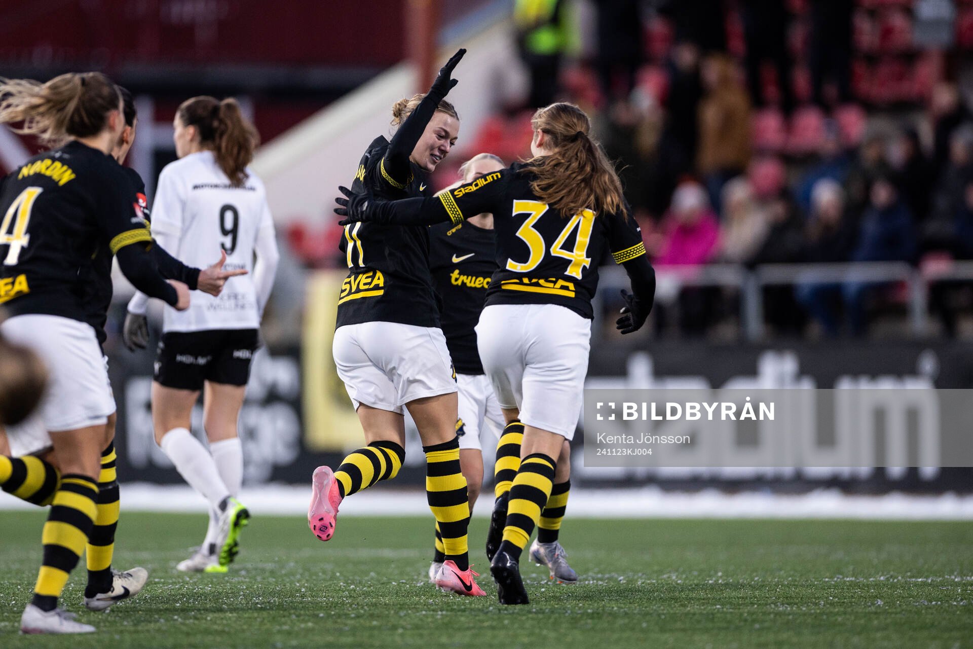 AIKs Beata Olsson jublar med Maja Johansson