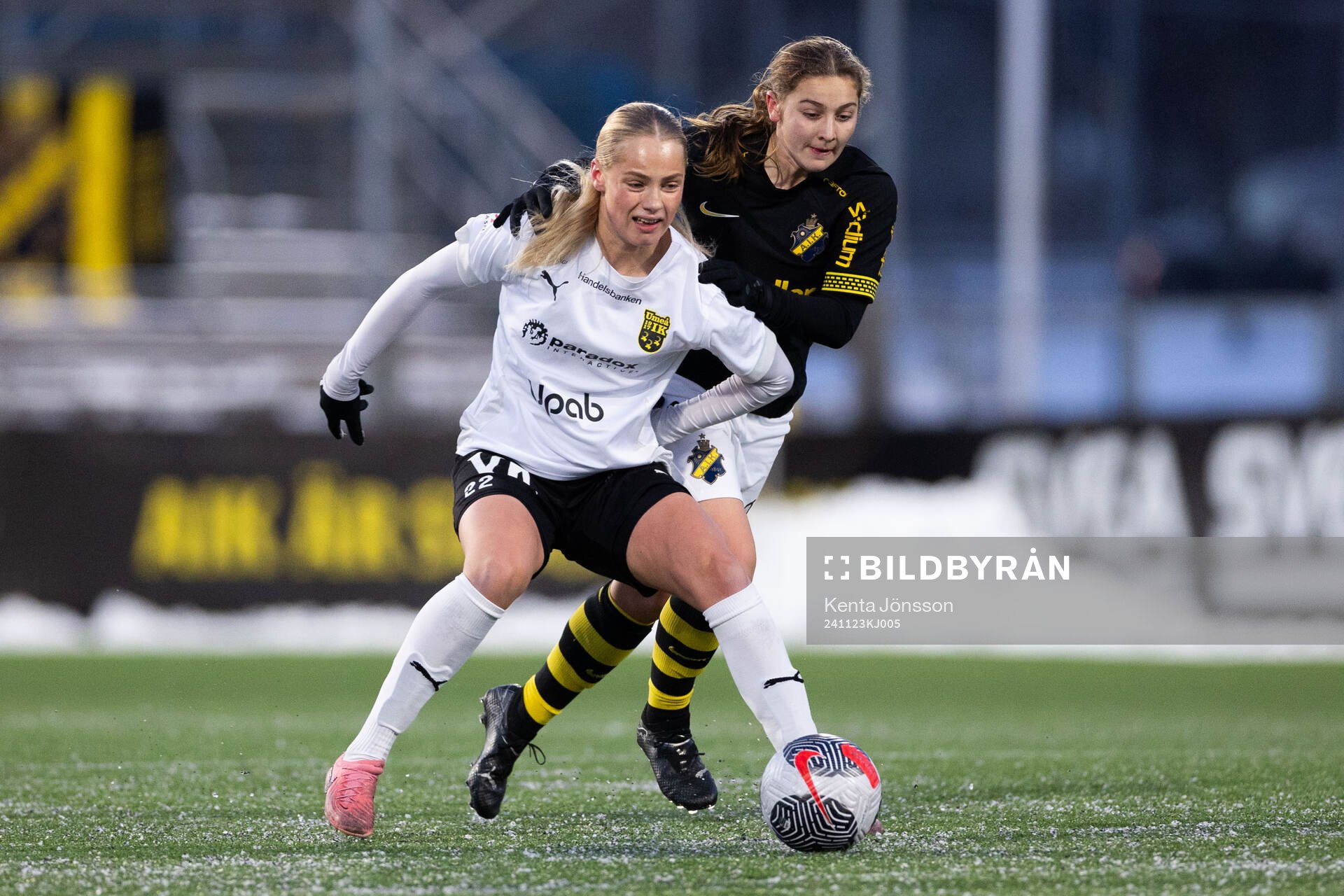 Umeås Tyra Eriksén och AIKs Maja Johansson