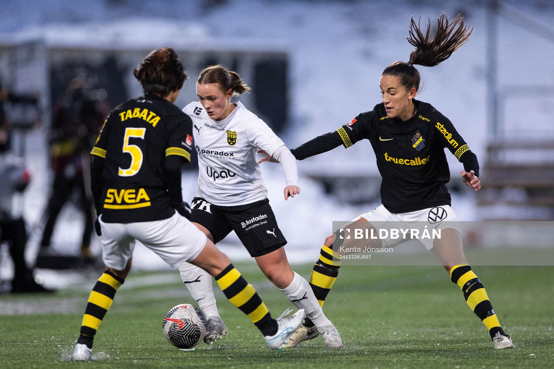 Umeås Alma Davis och AIKs Anna Oskarsson under fotbollsmatchen i kvalet till Damallsvenskan mellan AIK och Umeå den 23 november 2024 i Stockholm.