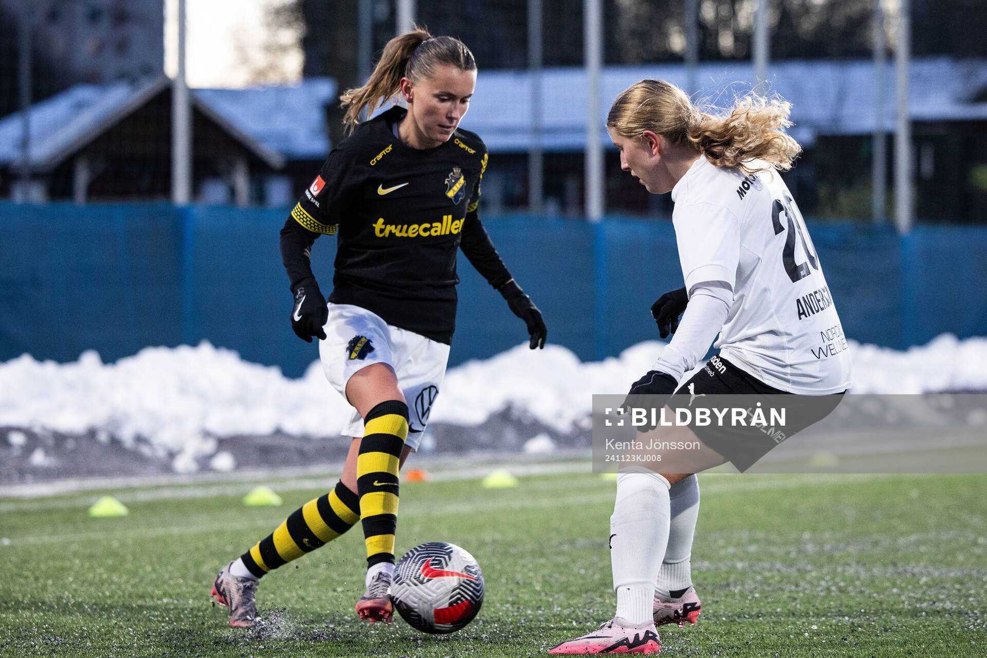 AIKs Adelisa Grabus och Umeås Stina Andersson