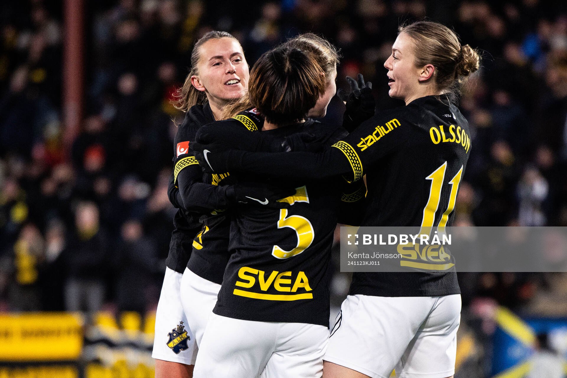 AIKs Haruna Tabata jublar med Adelisa Grabus och Beata Olsson efter 2-0 under fotbollsmatchen i kvalet till Damallsvenskan mellan AIK och Umeå den 23 november 2024 i Stockholm. 