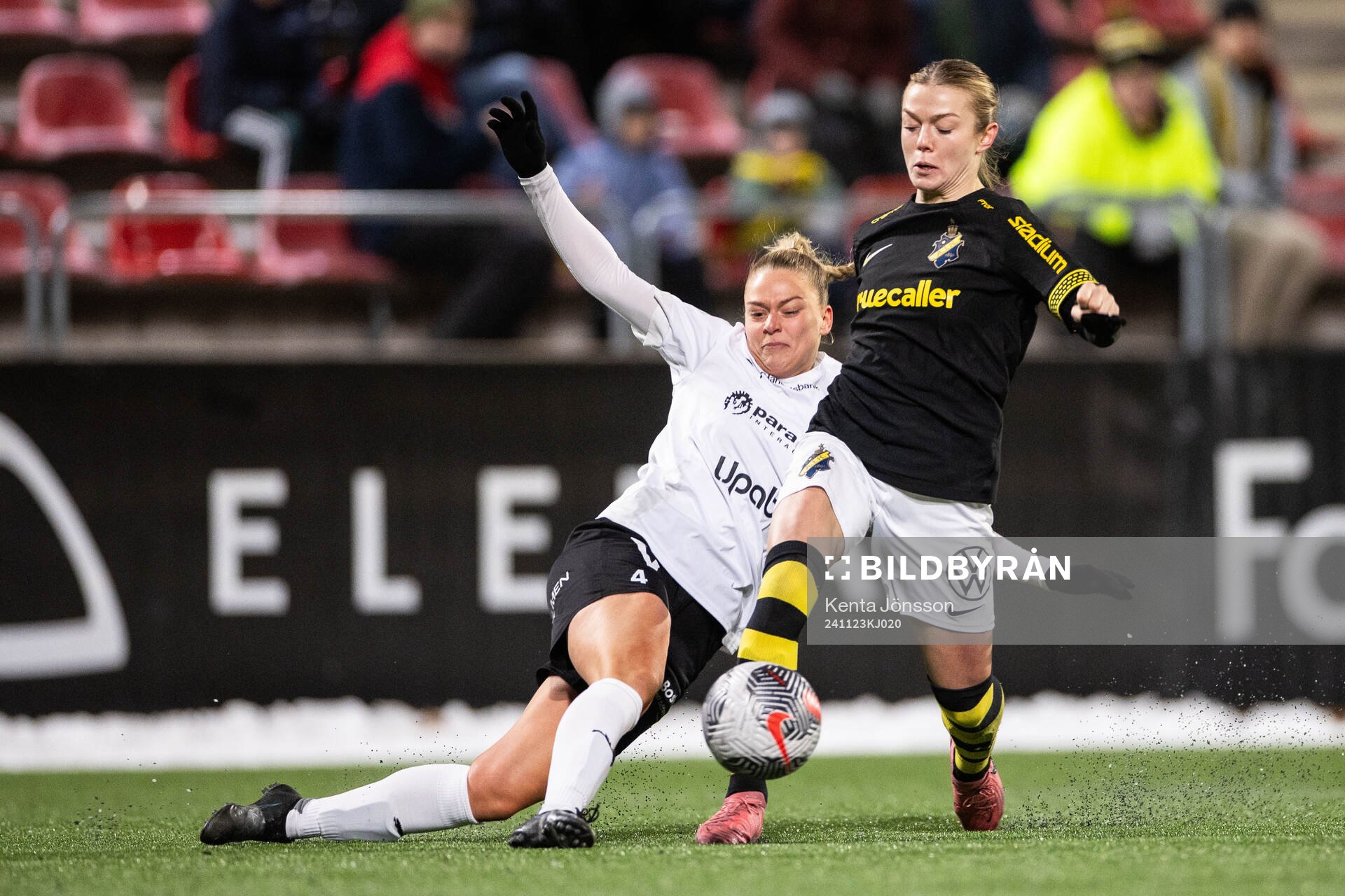Umeås Alva Eriksson och AIKs Beata Olsson