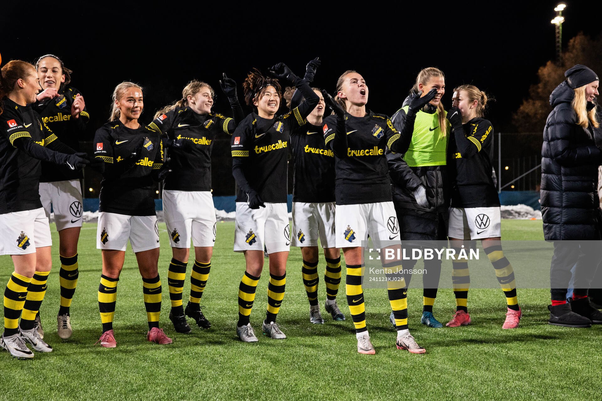 AIKs Haruna Tabata och Adelisa Grabus jublar