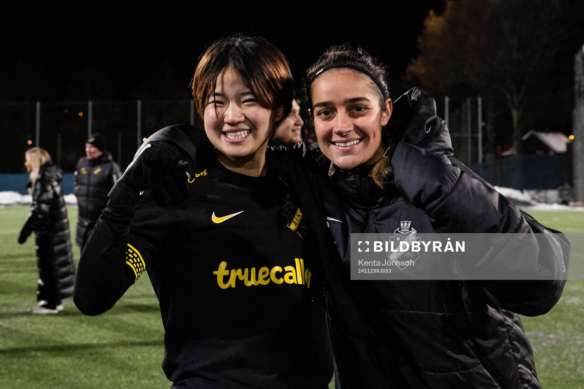 AIKs Haruna Tabata och Daniella Famili jublar efter fotbollsmatchen i kvalet till Damallsvenskan mellan AIK och Umeå den 23 november 2024 i Stockholm.