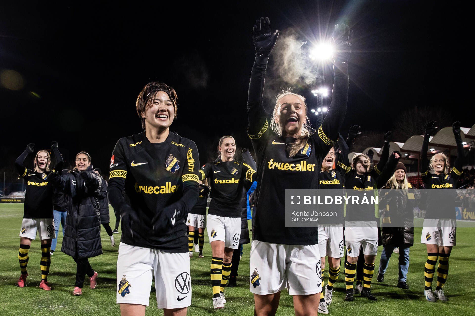 AIKs Haruna Tabata och Villemo Dahlqvist jublar