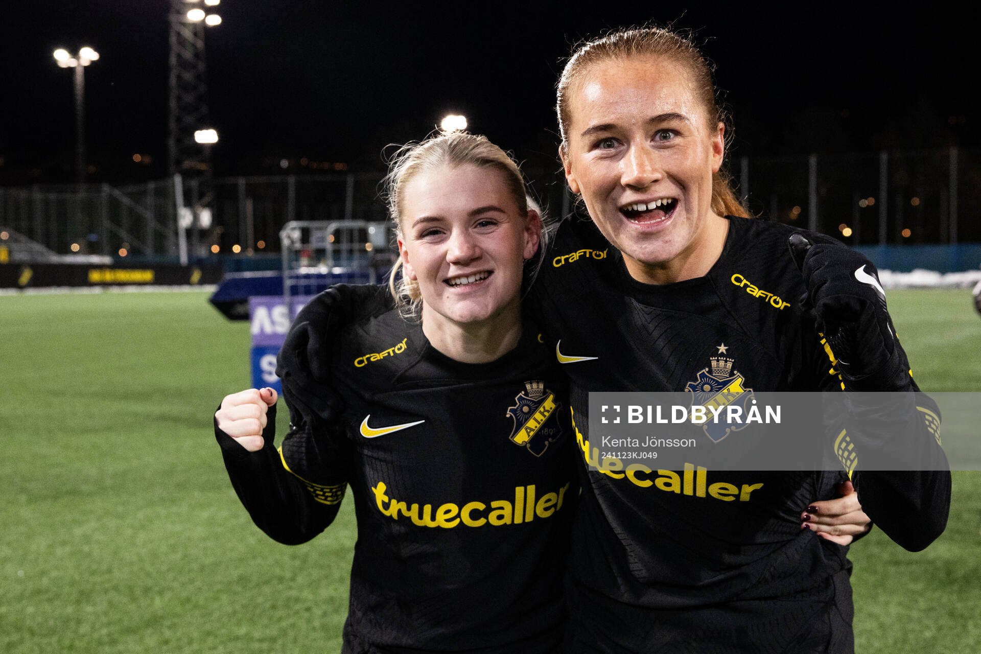 AIKs Emelie Jansson och Ella Reidy jublar