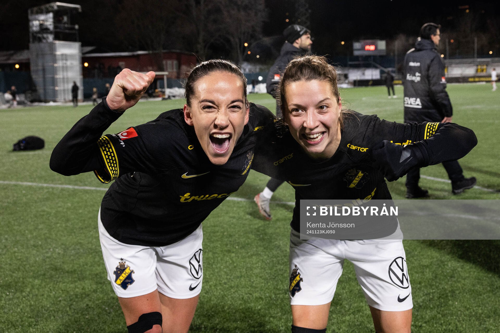 AIKs Anna Oskarsson och Patricia Fischerova jublar