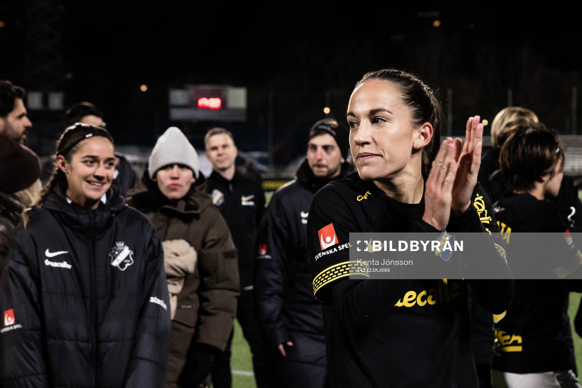 AIKs Anna Oscarsson jublar efter fotbollsmatchen i kvalet till Damallsvenskan mellan AIK och Umeå den 23 november 2024 i Stockholm. 