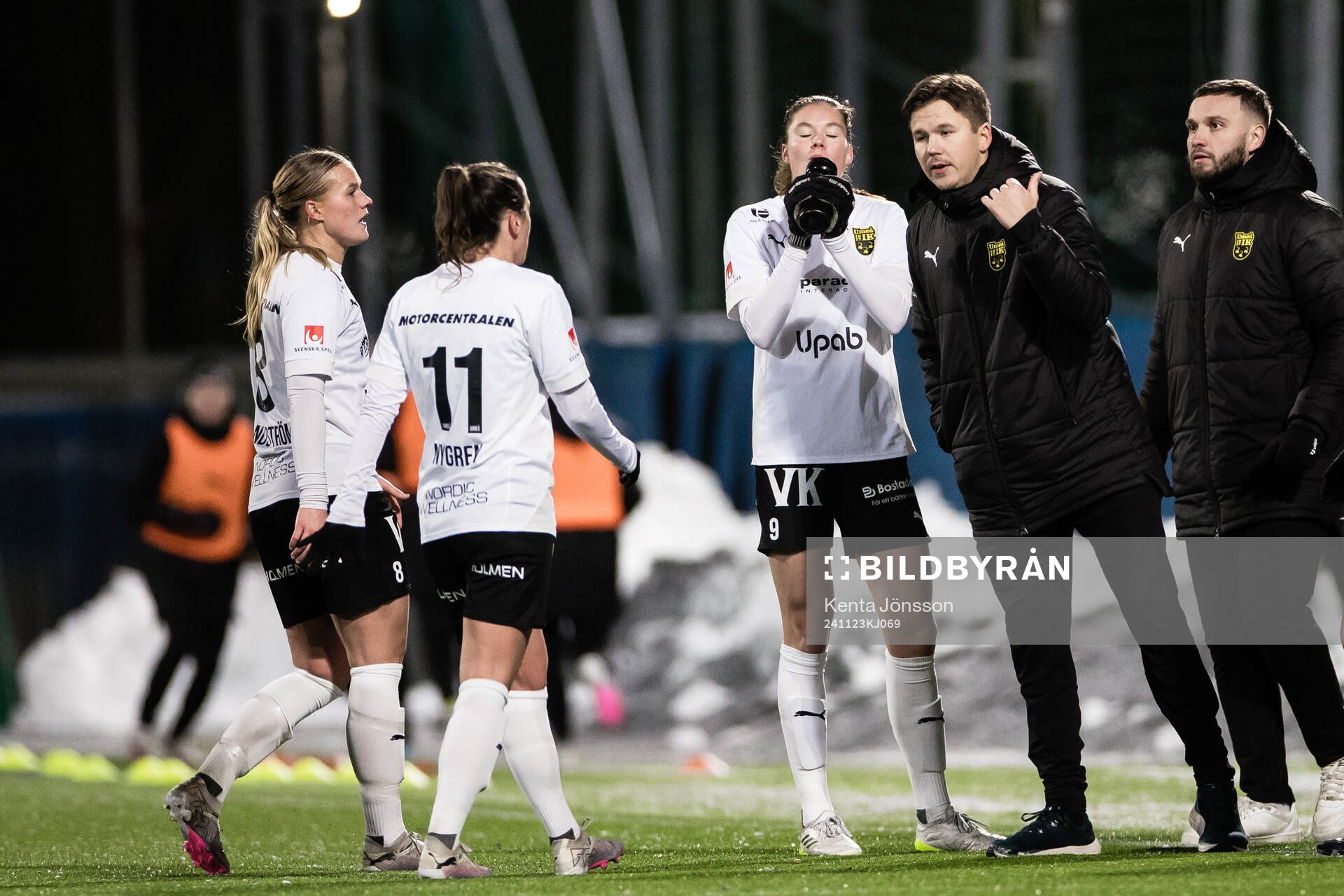 Umeås Alexandra Sandström Alma Nygren och Linnea Westbom under fotbollsmatchen i kvalet till Damallsvenskan mellan AIK och Umeå den 23 november 2024 i Stockholm.