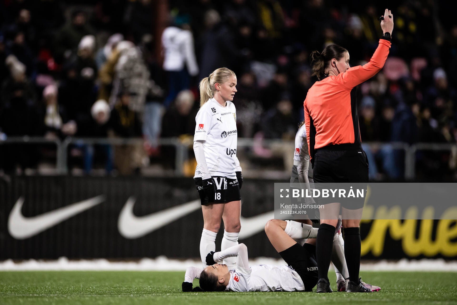 Umeås Frida Läteenmäki har ont under fotbollsmatchen i kvalet till Damallsvenskan mellan AIK och Umeå den 23 november 2024 i Stockholm.