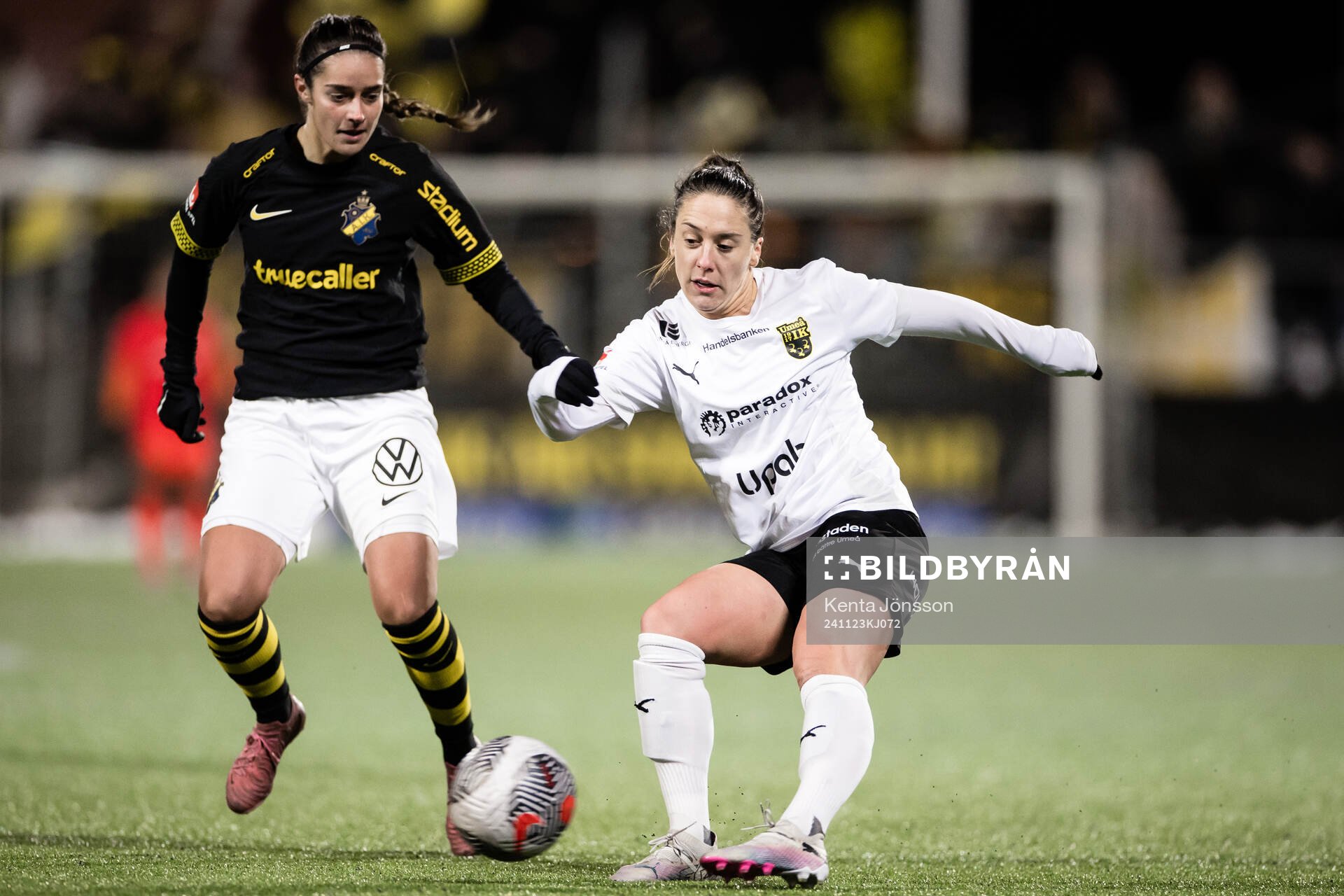 AIKs Daniella Famili och Umeås Alma Nygren under fotbollsmatchen i kvalet till Damallsvenskan mellan AIK och Umeå den 23 november 2024 i Stockholm.