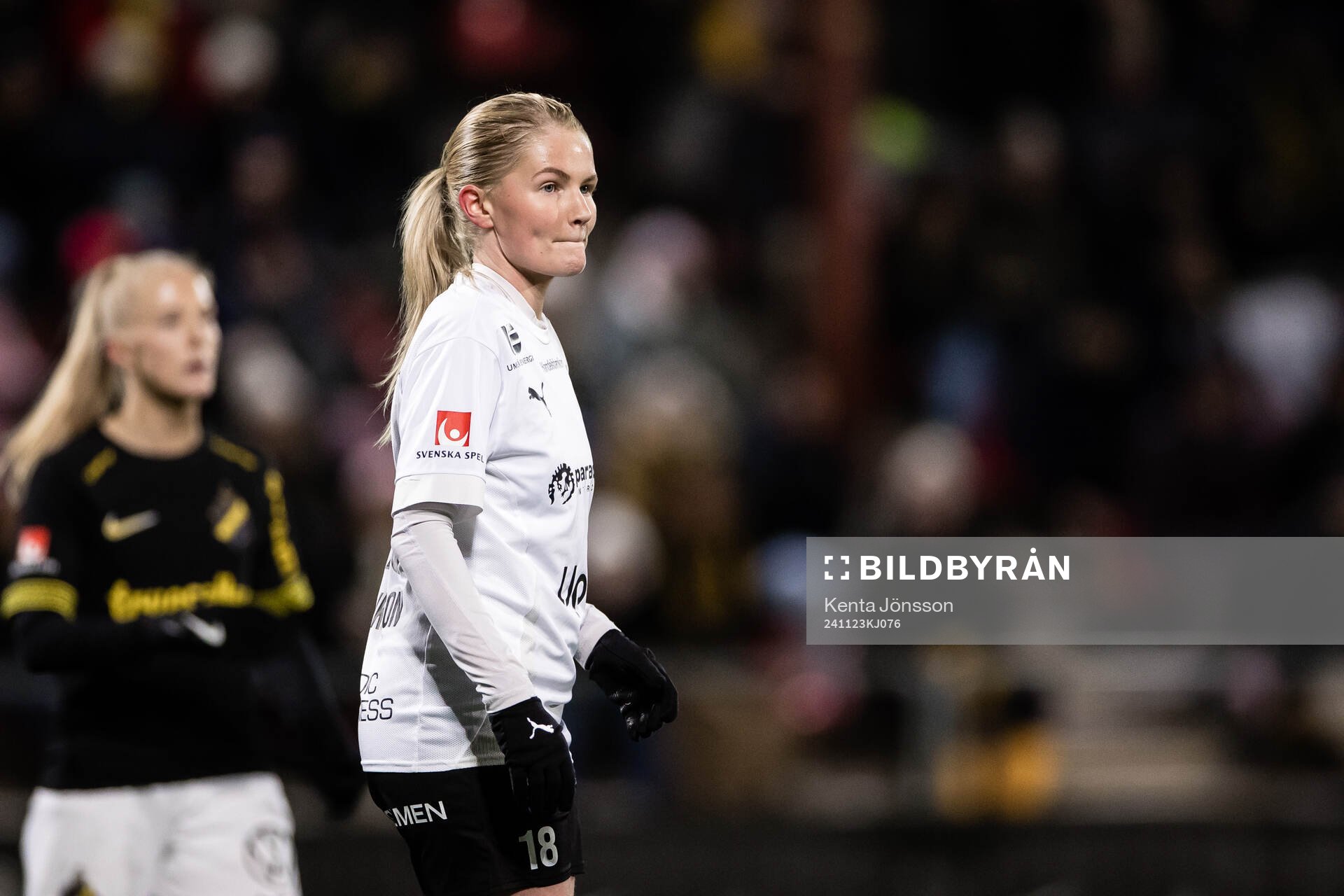 Umeås Alva Eriksson under fotbollsmatchen i kvalet till Damallsvenskan mellan AIK och Umeå den 23 november 2024 i Stockholm. 