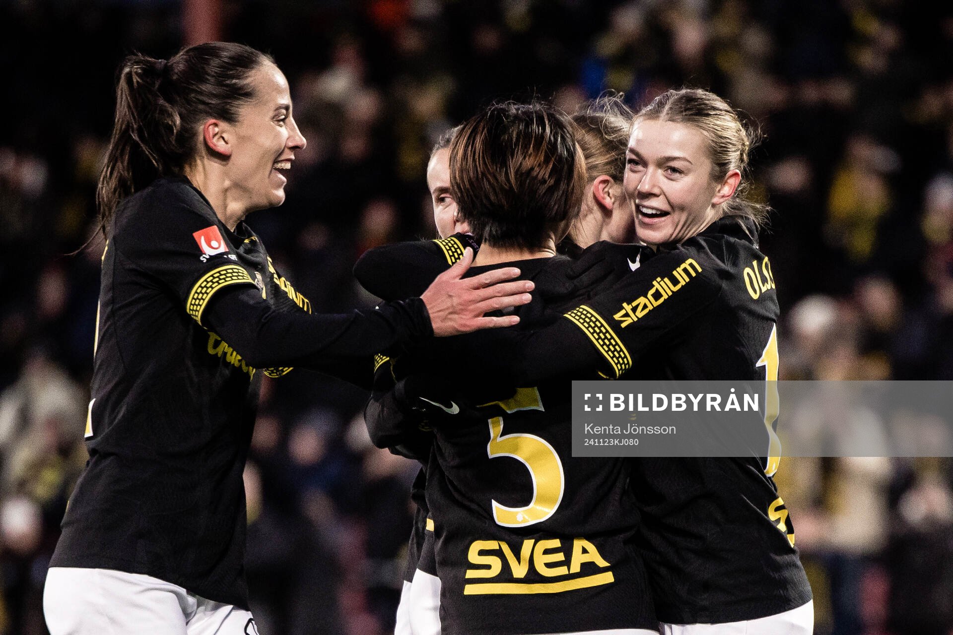 AIKs Haruna Tabata (m) jublar med Anna Oscarsson (v) och Beata Olsson (h) jublar efter 2-0 under fotbollsmatchen i kvalet till Damallsvenskan mellan AIK och Umeå den 23 november 2024 i Stockholm.