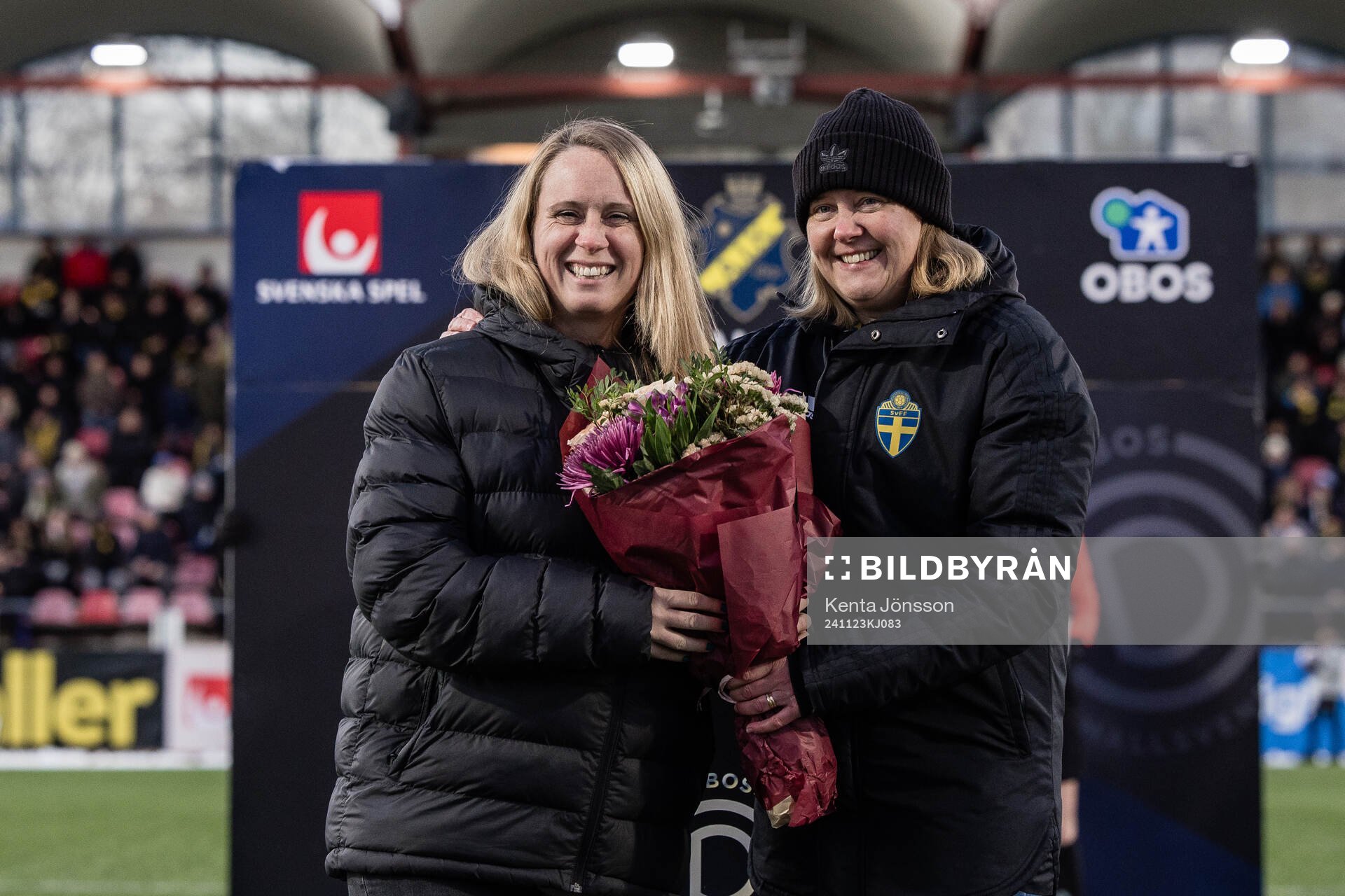 Domare tackas av med blommor