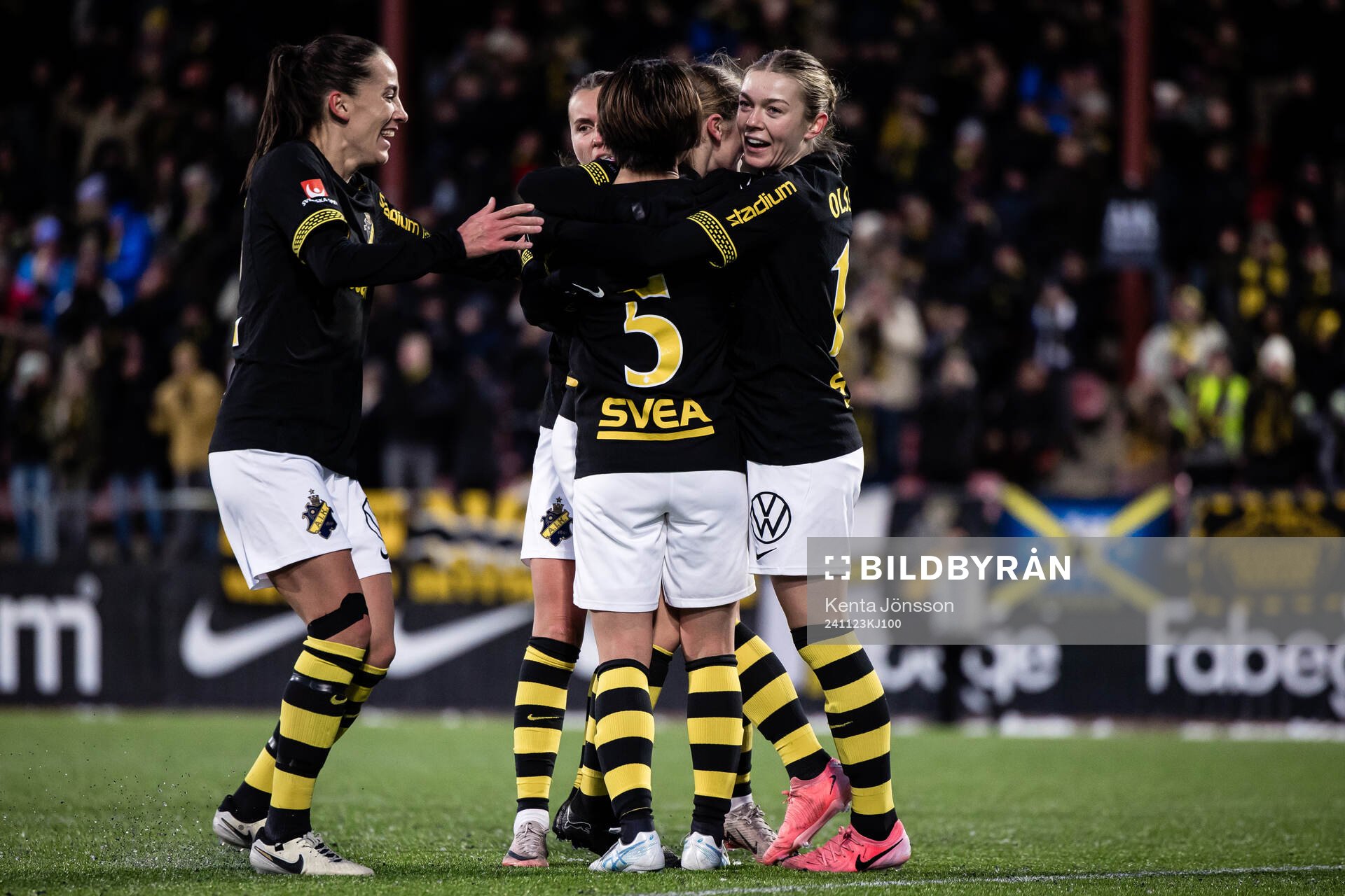 AIKs Anna Oscarsson, Adelisa Grabus, Haruna Tabata och