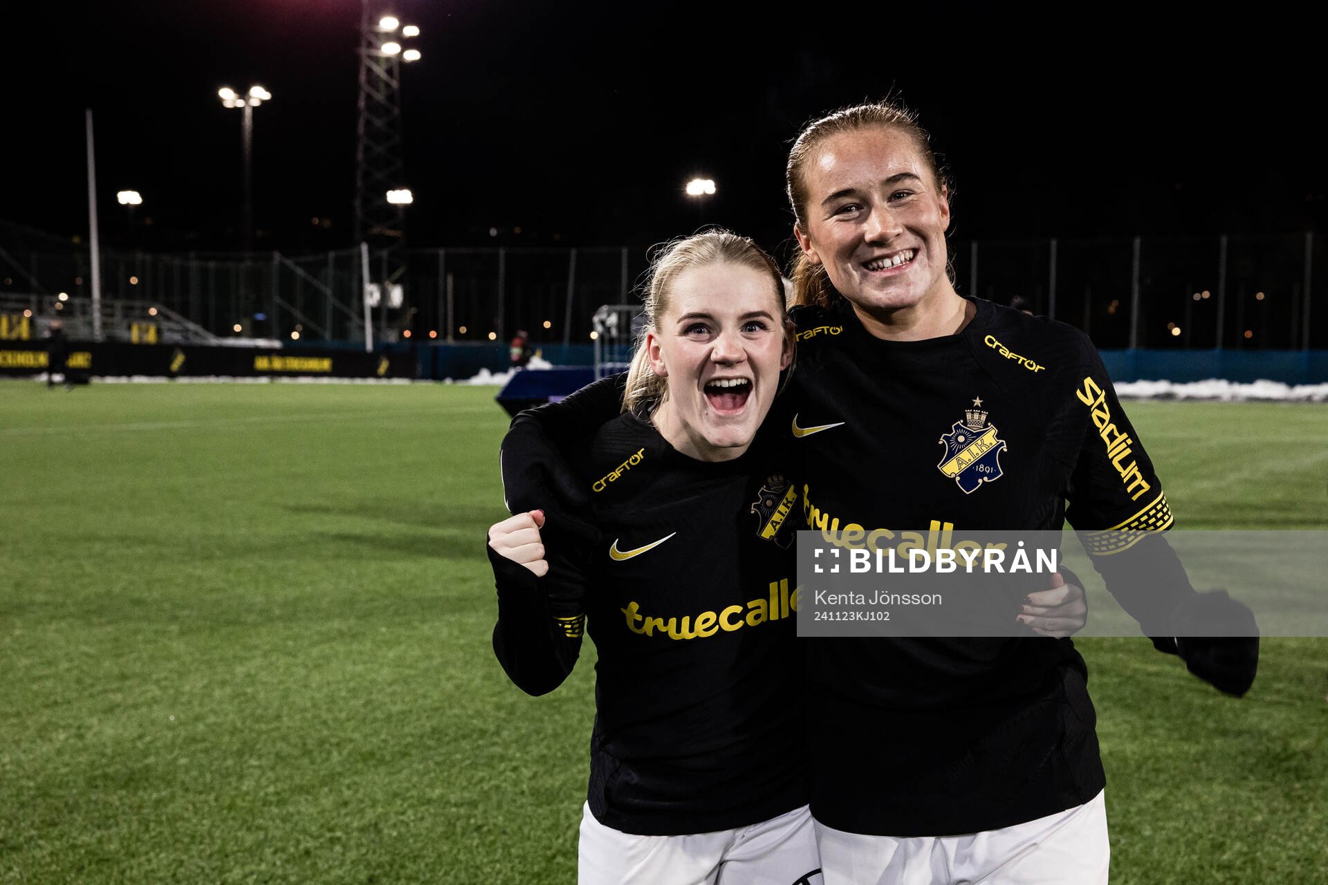 AIKs Emelie Jansson och Ella Reidy jublar