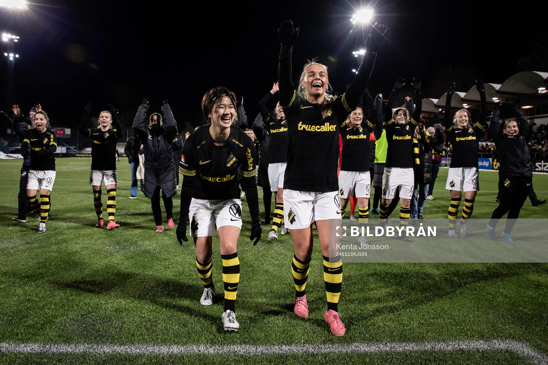AIKs Haruna Tabata och Villemo Dahlqvist jublar