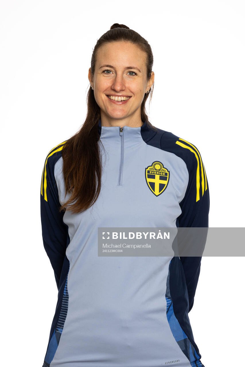 Lisa Alm poserar för ett porträtt under en fotografering med det svenska F16-landslaget i fotboll den 23 november 2024 i Stockholm. 