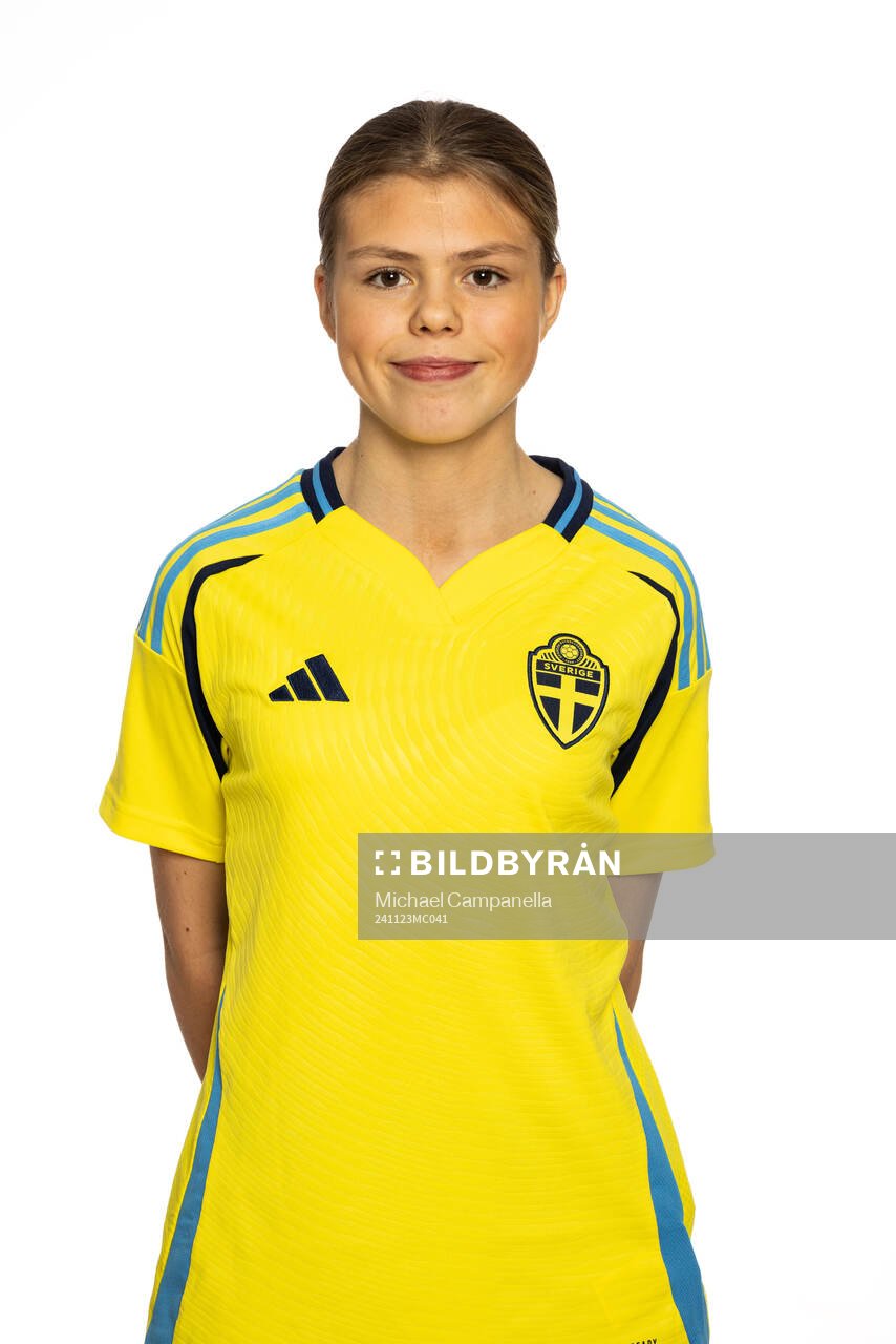 Alice Axelsson poserar för ett porträtt under en fotografering med det svenska F16-landslaget i fotboll den 23 november 2024 i Stockholm.