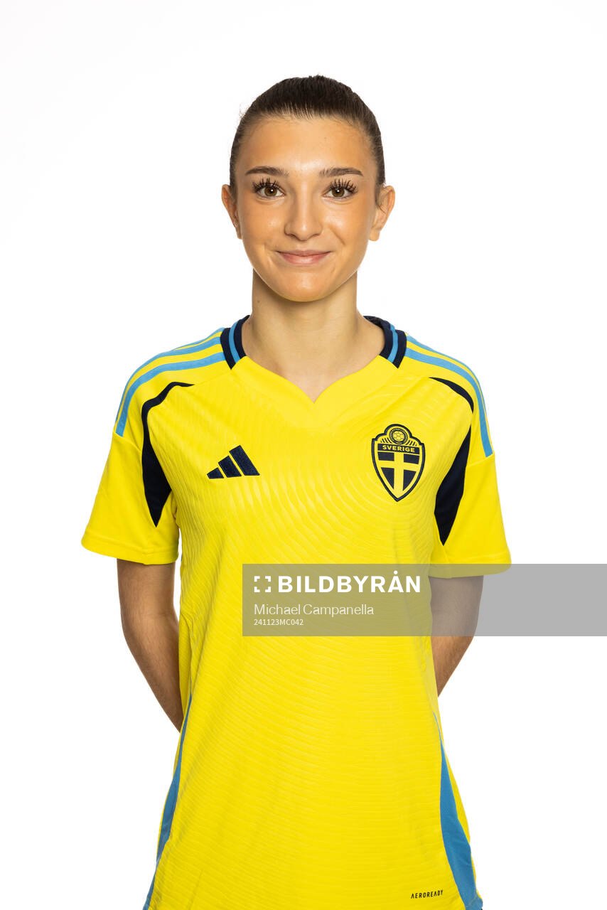 Rona Krasniqi poserar för ett porträtt under en fotografering med det svenska F16-landslaget i fotboll den 23 november 2024 i Stockholm.