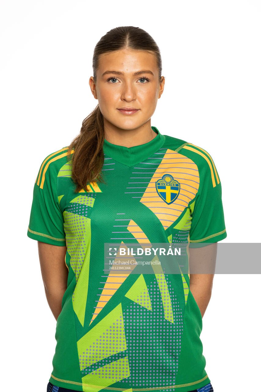 Fanny Jurander poserar för ett porträtt under en fotografering med det svenska F16-landslaget i fotboll den 23 november 2024 i Stockholm.