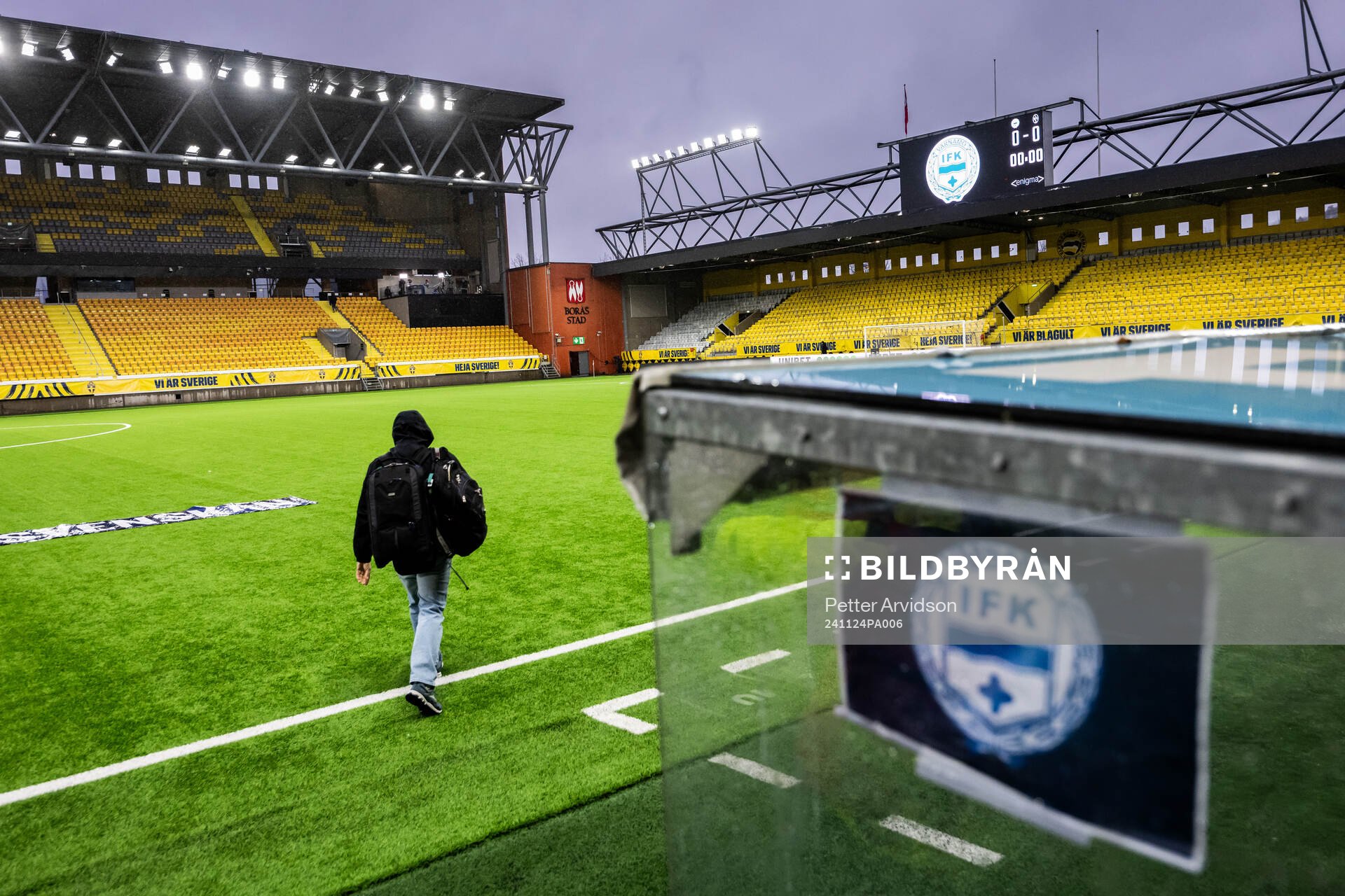 Värnamos klubbmärke på avbytarbänken på Borås Arena