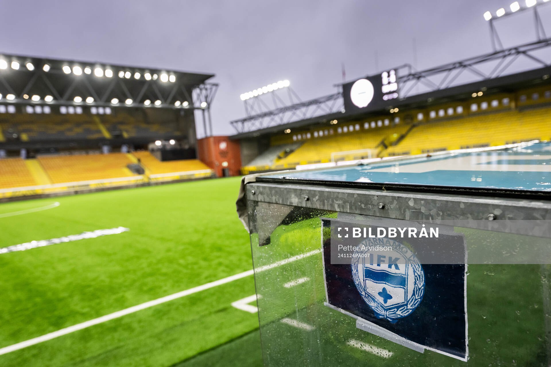 Värnamos klubbmärke på avbytarbänken på Borås Arena