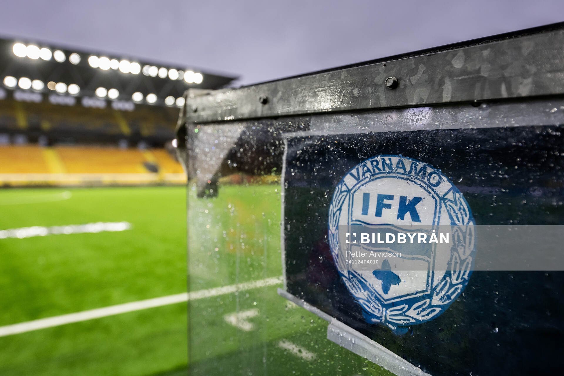 Värnamos klubbmärke på avbytarbänken på Borås Arena