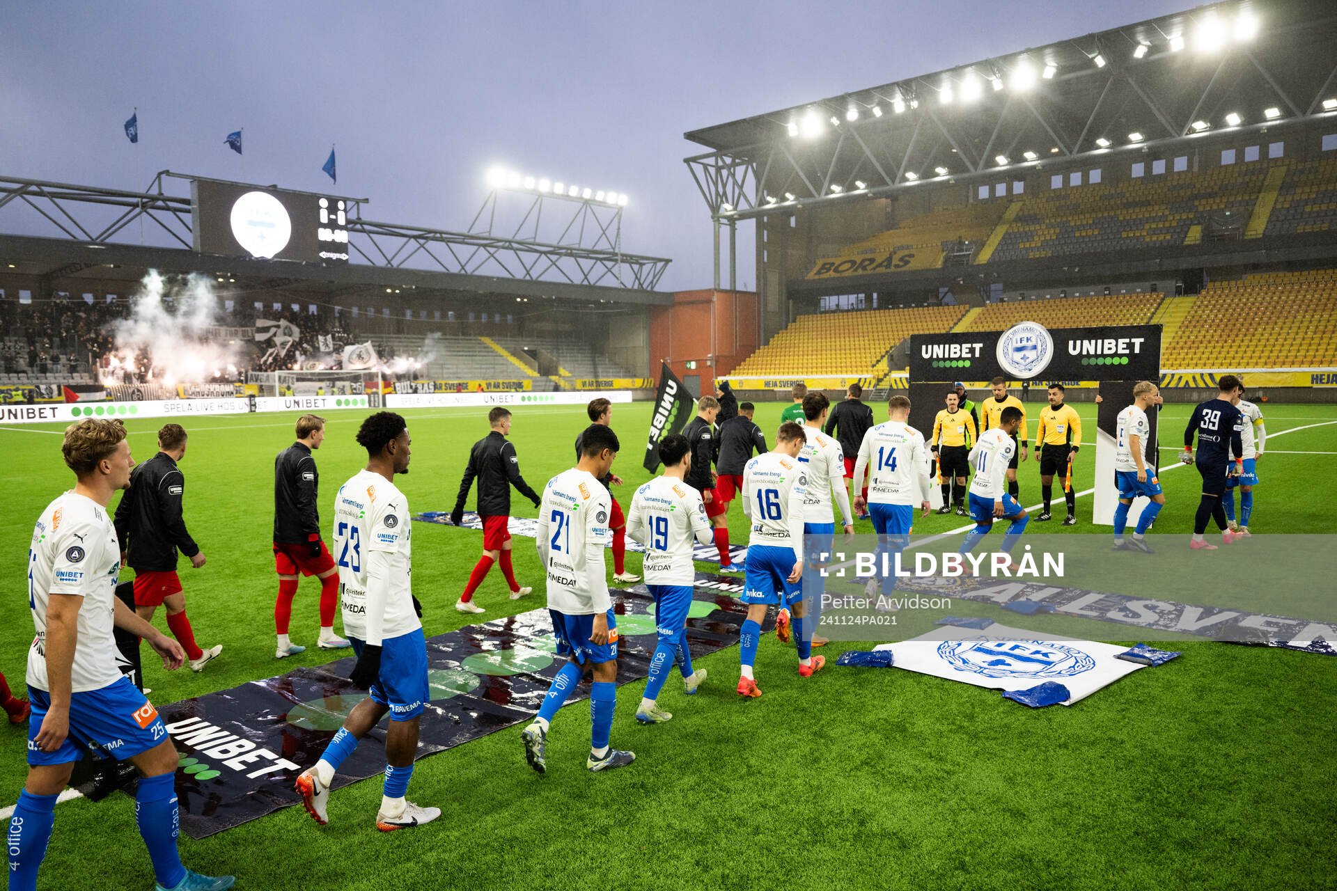 Landskronas och Värnamos spelare gör entré