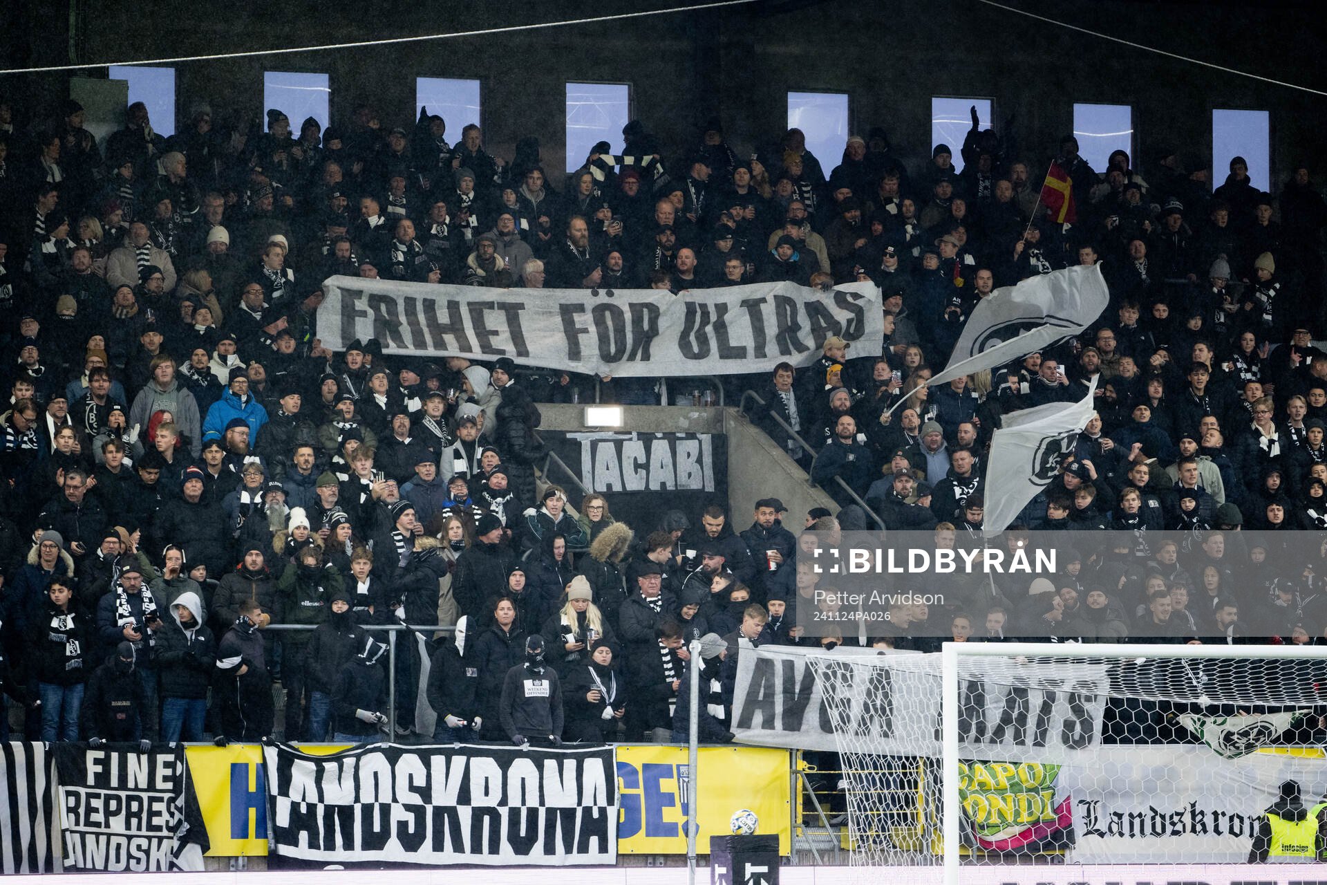 Landskronas supportrar med en banderoll