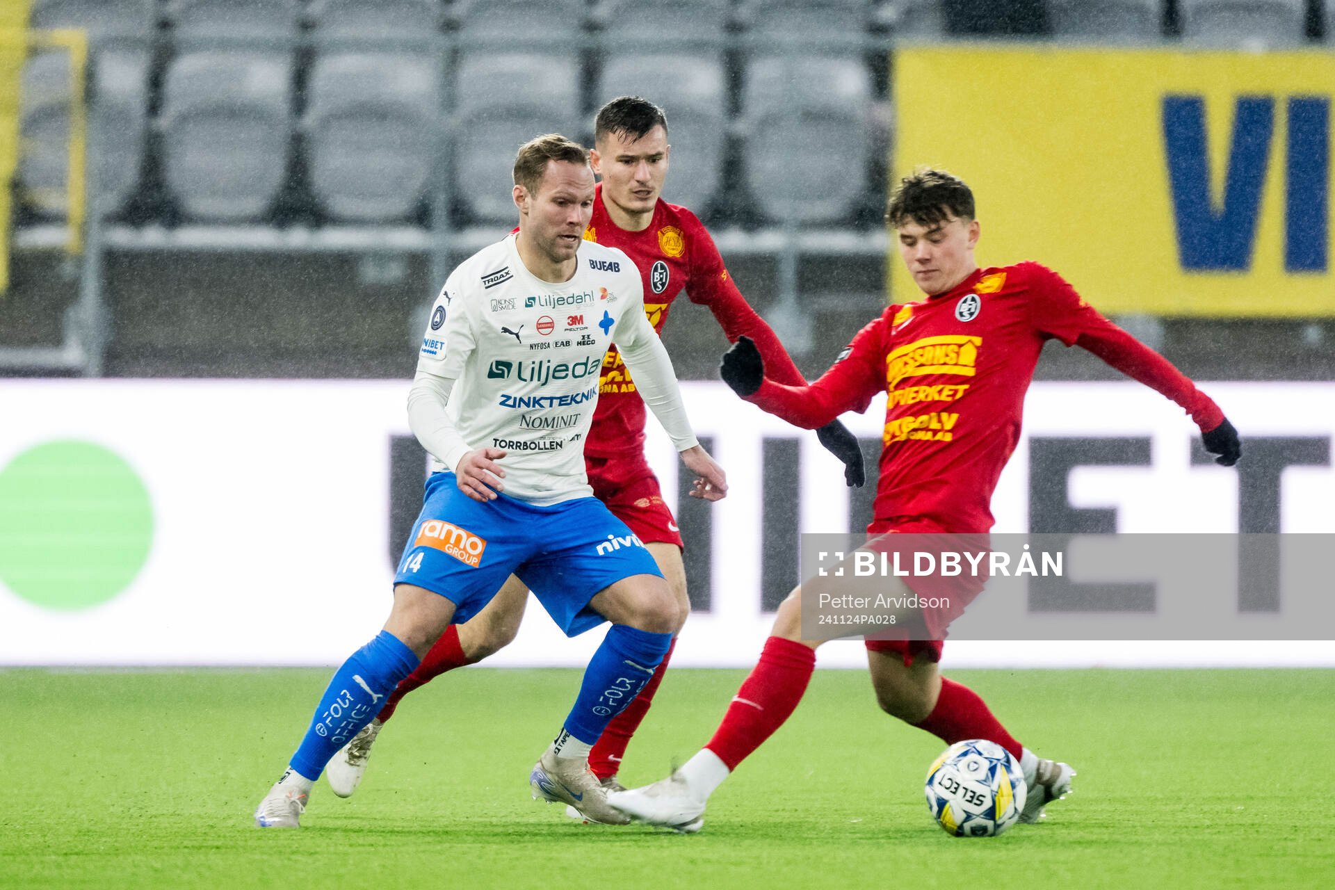Värnamos Gustav Engvall mot Landskronas Robin Dzabic och