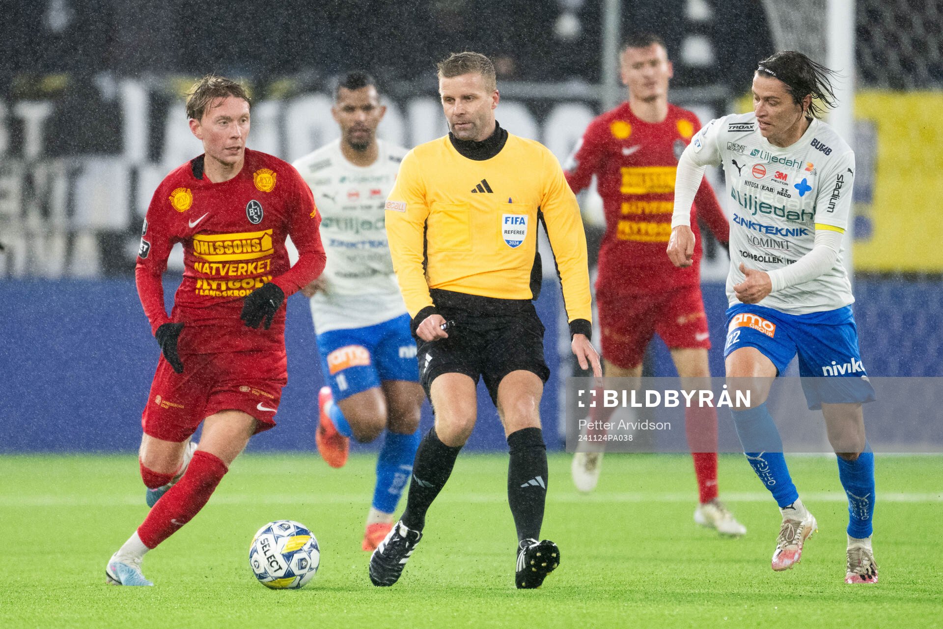 Landskronas Adam Egnell, Domare Glenn Nyberg, Värnamos Simon Thern under fotbollsmatchen i kvalet till Allsvenskan mellan Värnamo och Landskrona den 24 november 2024 i Borås.