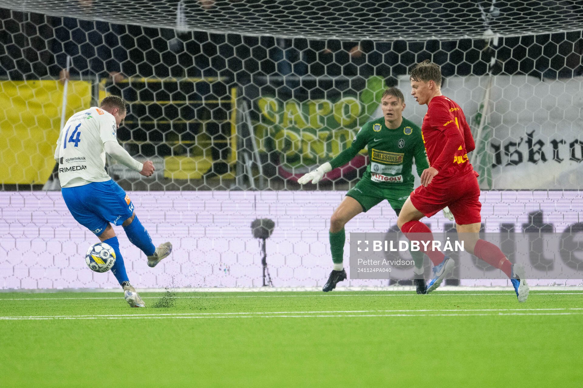Värnamos Gustav Engvall och Landskronas målvakt Svante