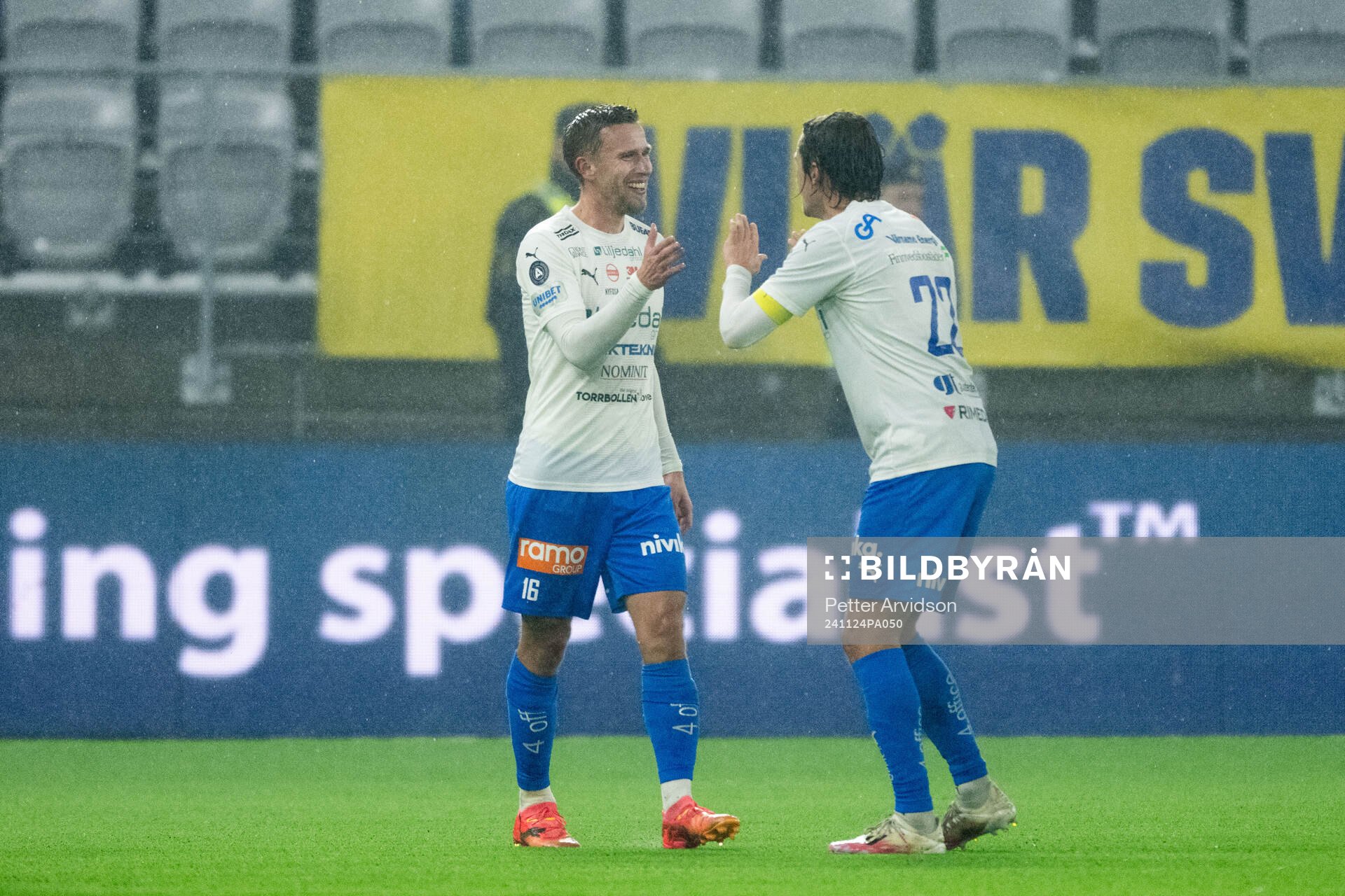 Värnamos Albin Lohikangas och Simon Thern jublar