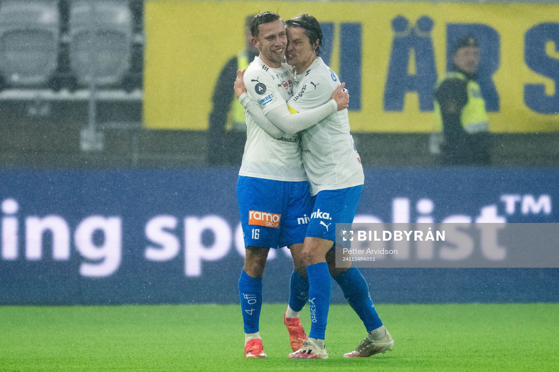 Värnamos Albin Lohikangas och Simon Thern jublar 1-0