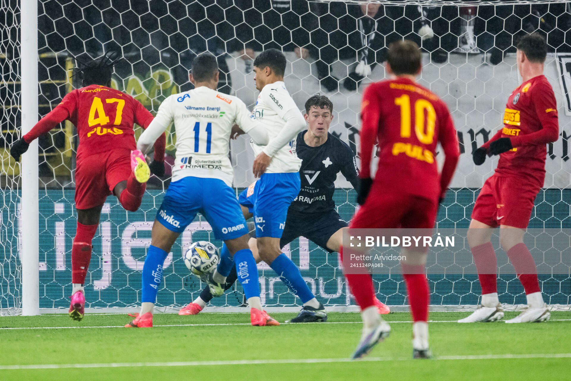 Landskronas Kofi Asare och Värnamos målvakt Viktor