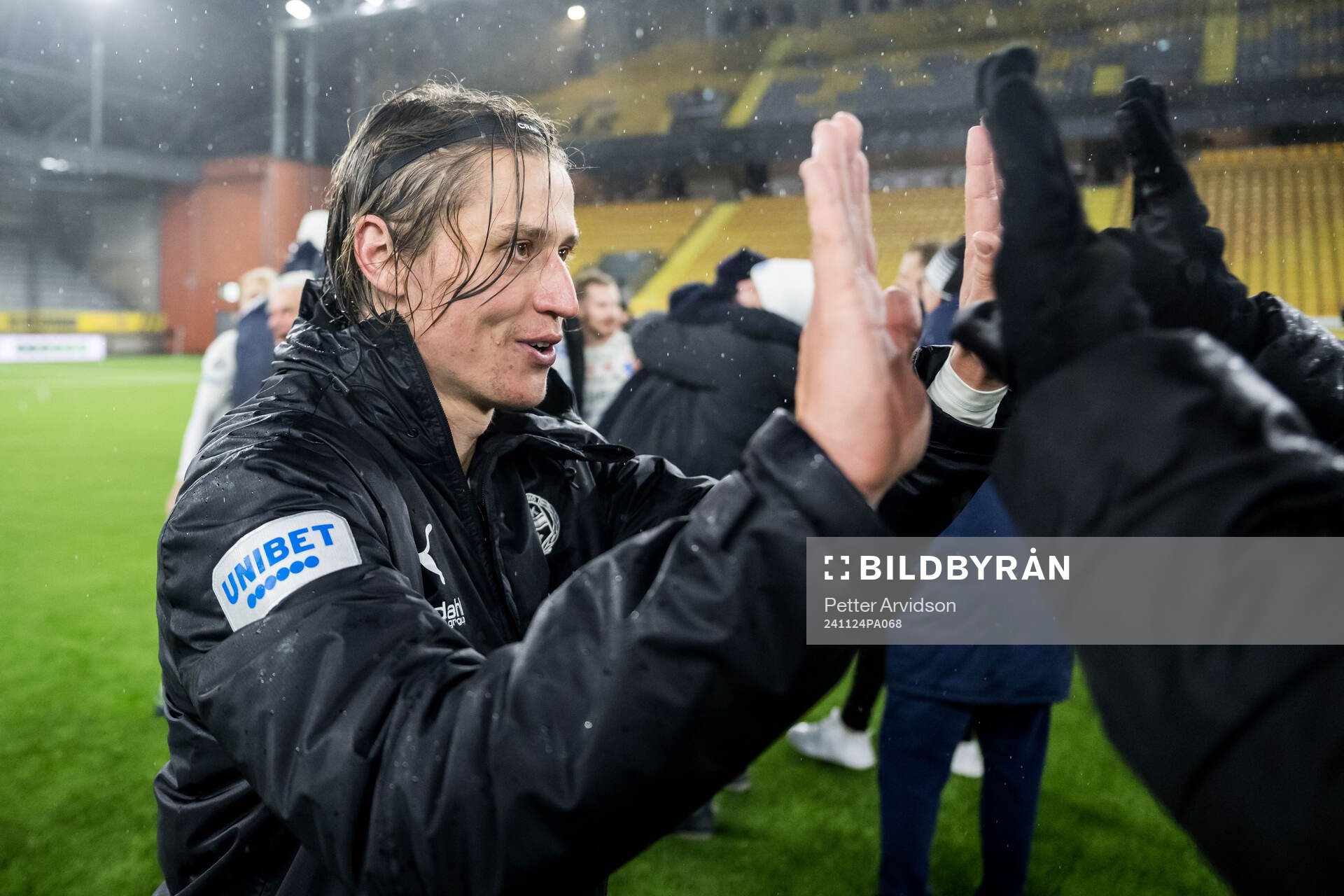 Värnamos Simon Thern jublar efter fotbollsmatchen i kvalet till Allsvenskan mellan Värnamo och Landskrona den 24 november 2024 i Borås.