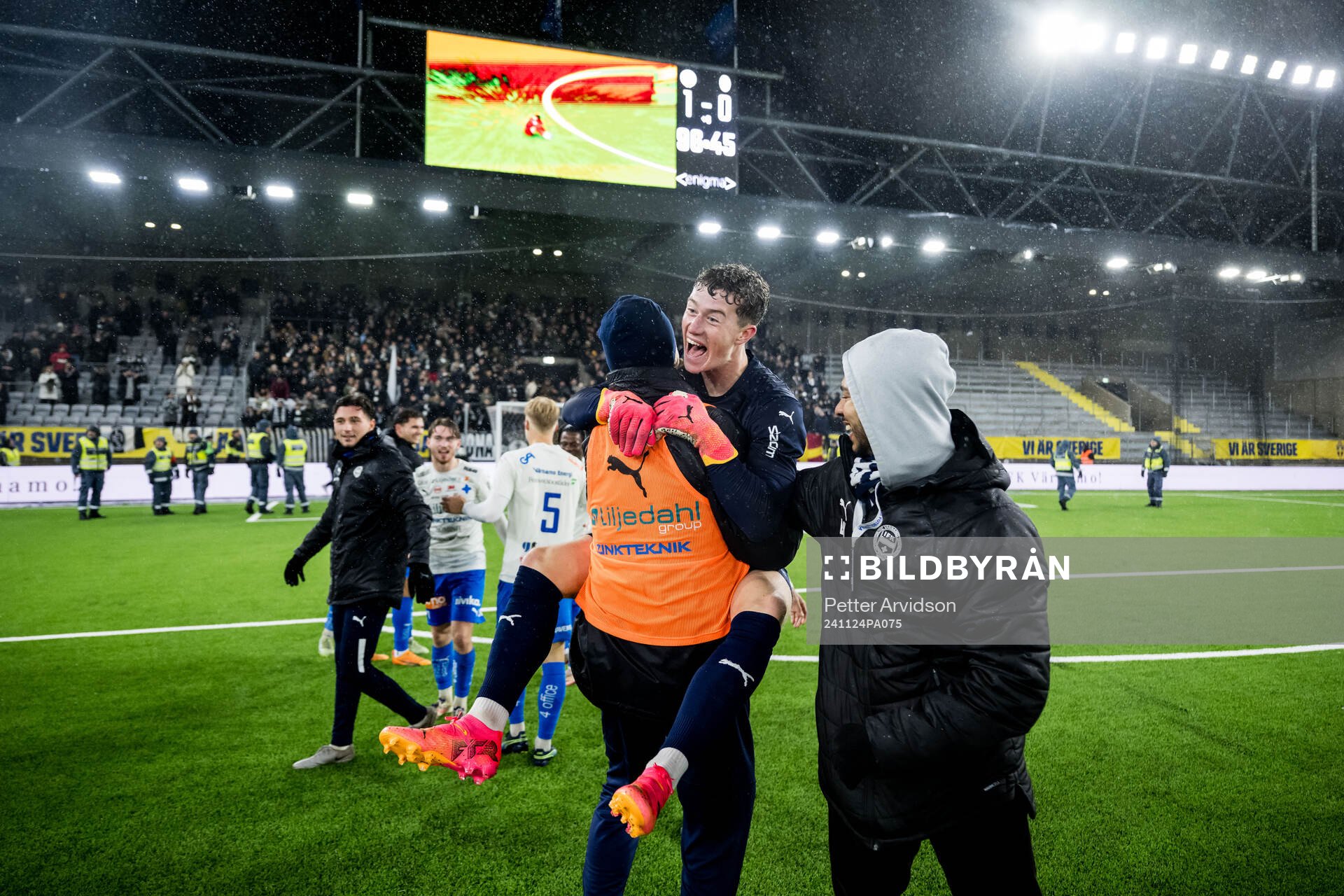 Värnamos målvakt Viktor Andersson jublar