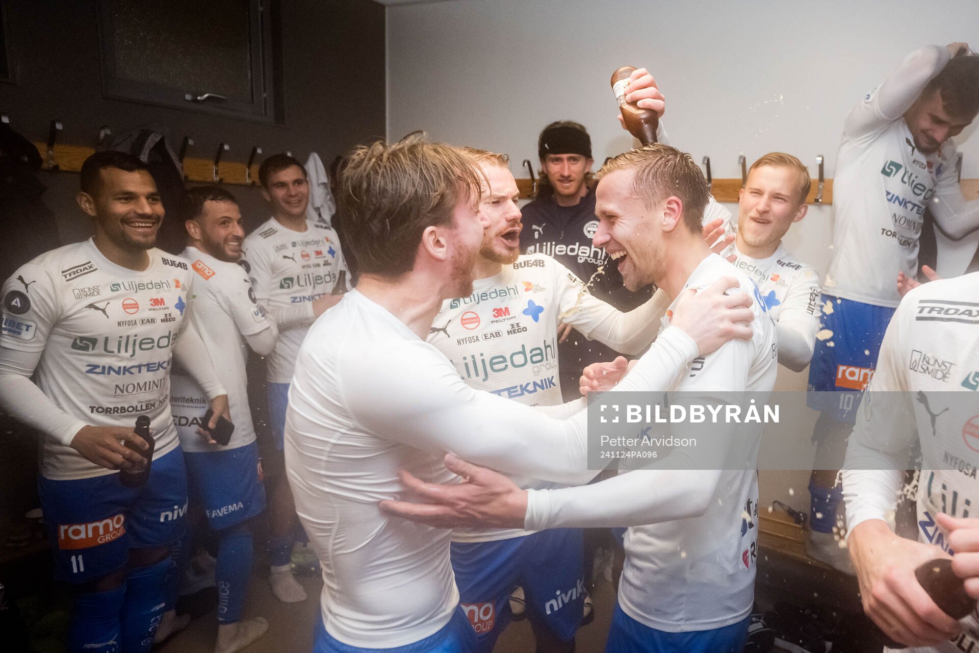 Värnamos Carl Johansson, Freddy Winsth och Albin Lohikangas jublar efter fotbollsmatchen i kvalet till Allsvenskan mellan Värnamo och Landskrona den 24 november 2024 i Borås.