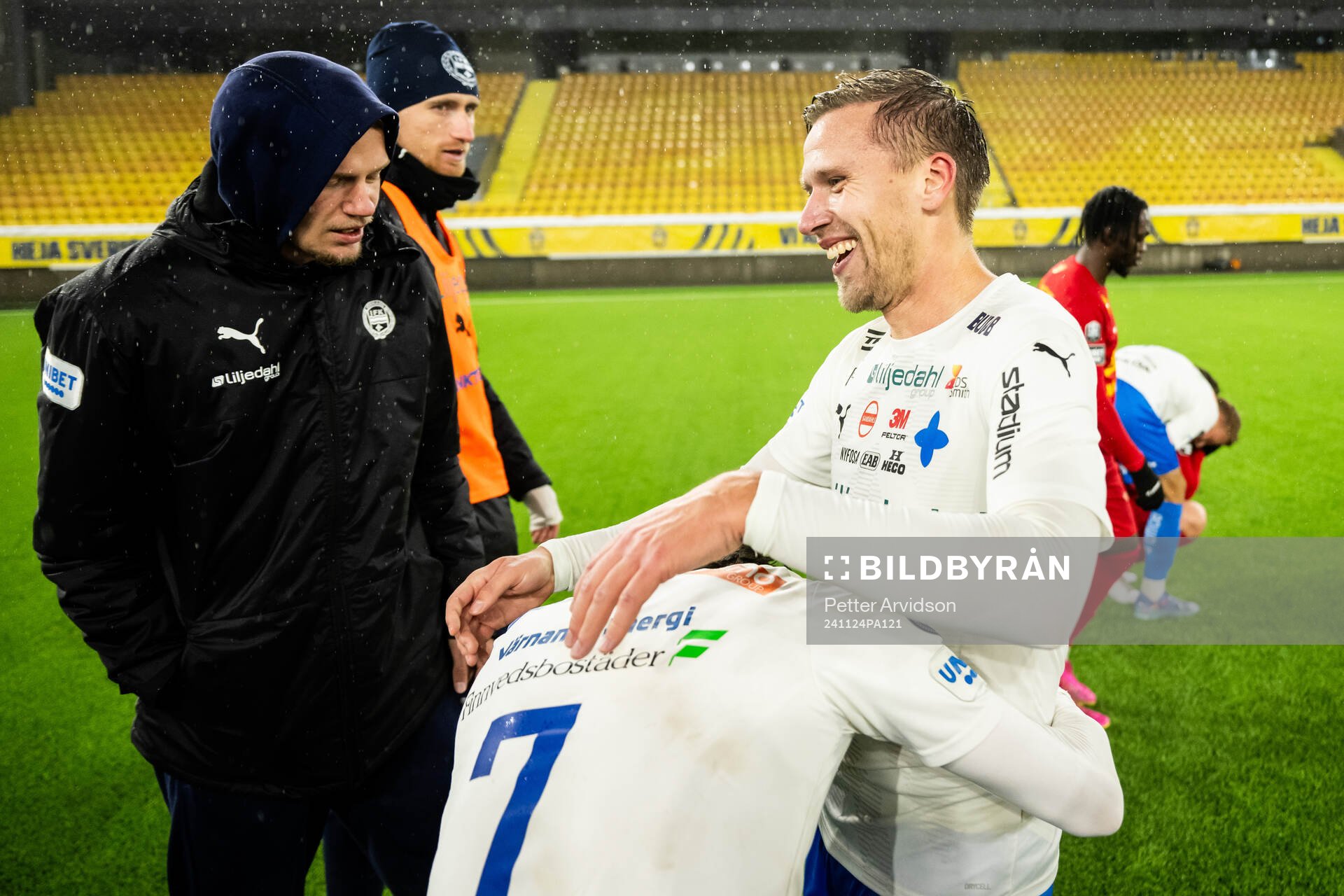 Värnamos Carl Johansson och Albin Lohikangas jublar efter fotbollsmatchen i kvalet till Allsvenskan mellan Värnamo och Landskrona den 24 november 2024 i Borås.