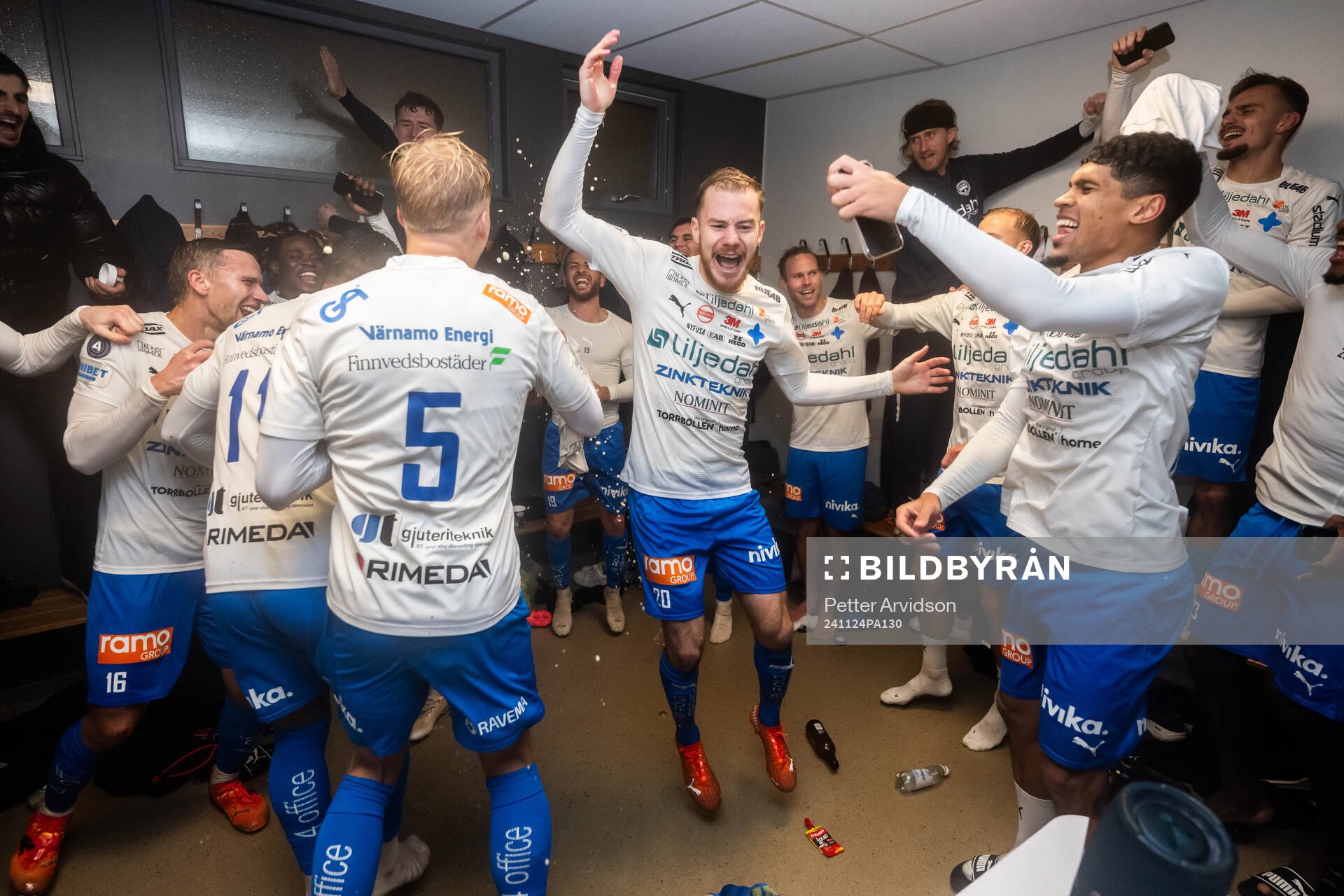 Värnamos Freddy Winsth (m) jublar i omklädningsrummet