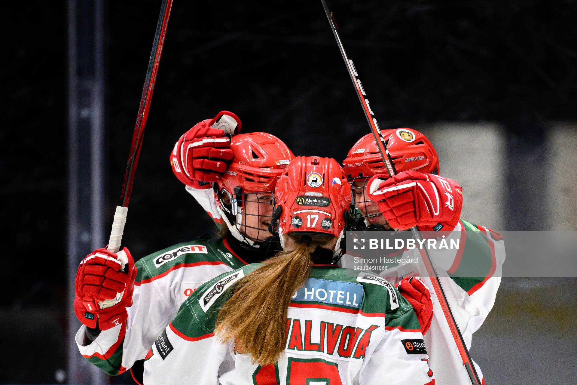 Modos Emma Seitz och Lauren Bellefontaine jublar