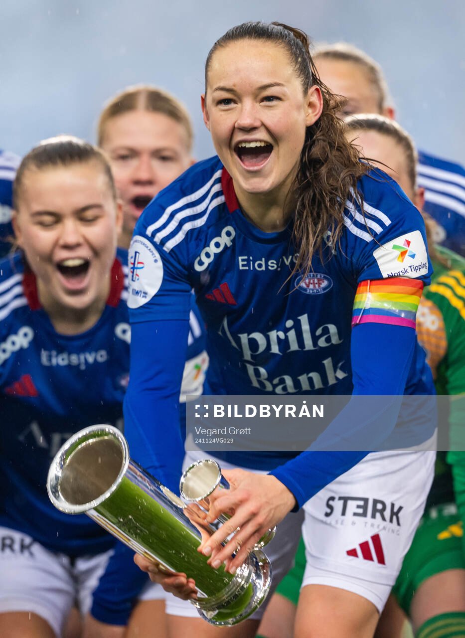 Janni Bøgild Thomsen and players of Vålerenga celebrate