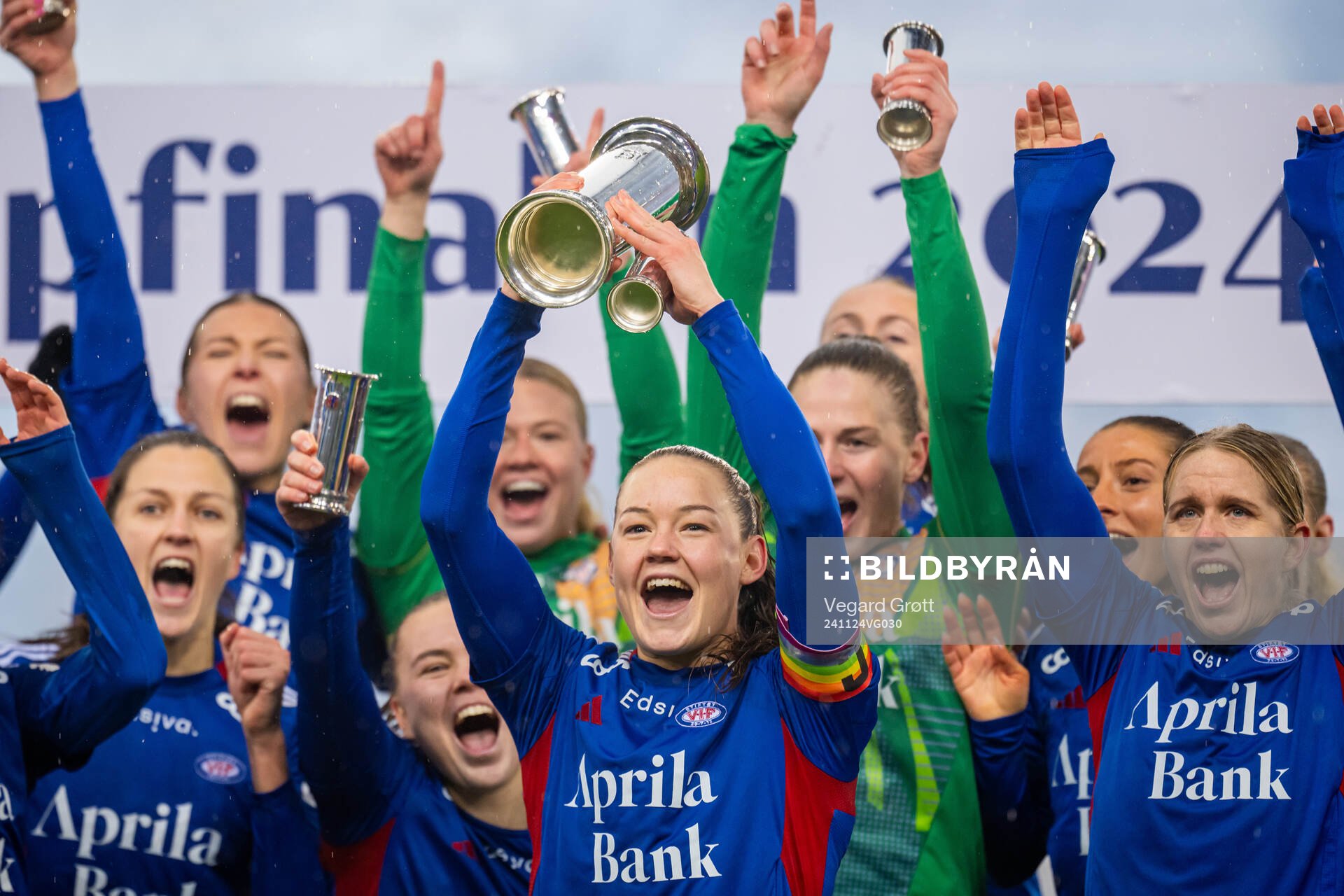 Janni Bøgild Thomsen and players of Vålerenga celebrate