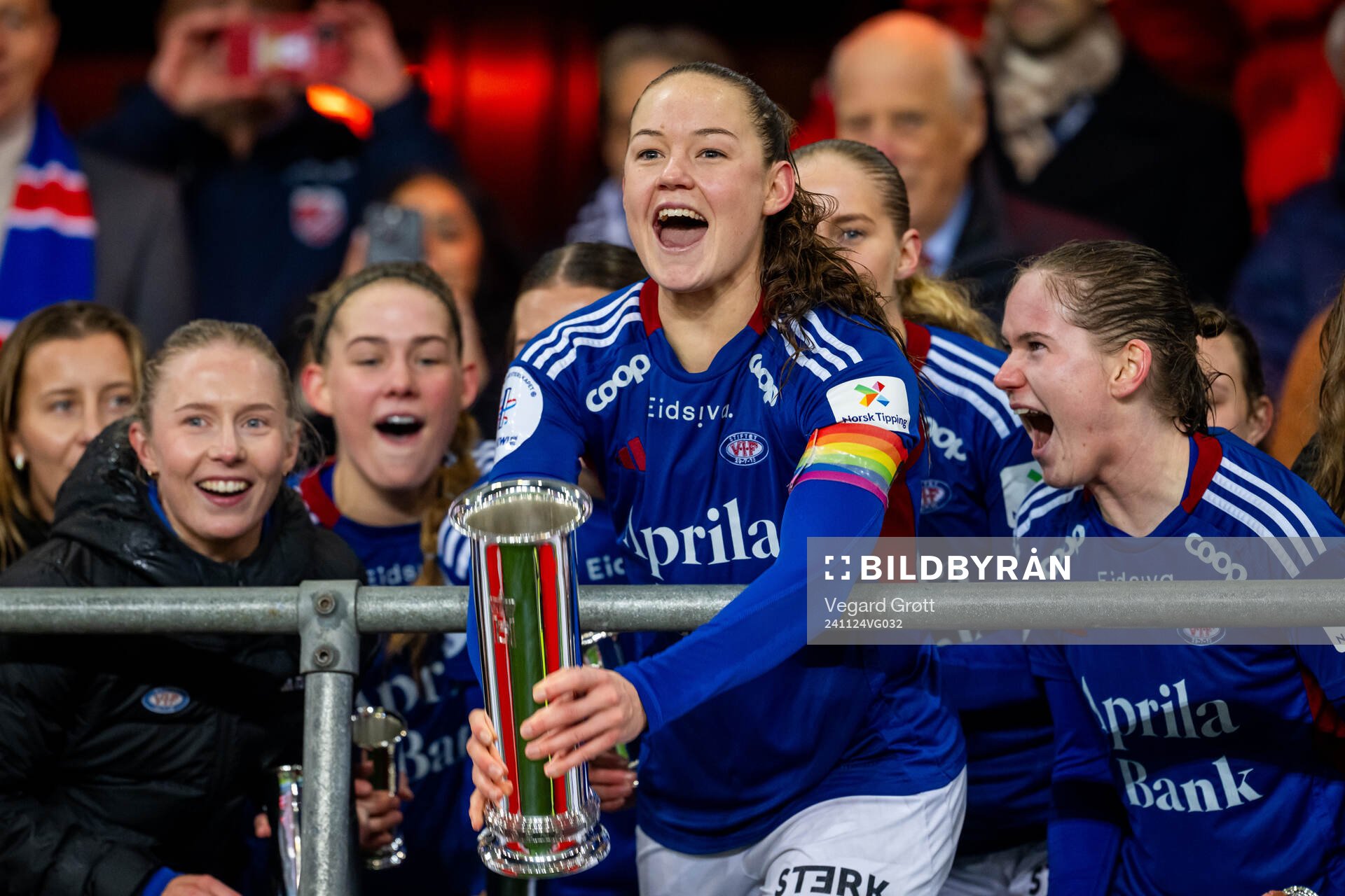 Janni Bøgild Thomsen and players of Vålerenga celebrate