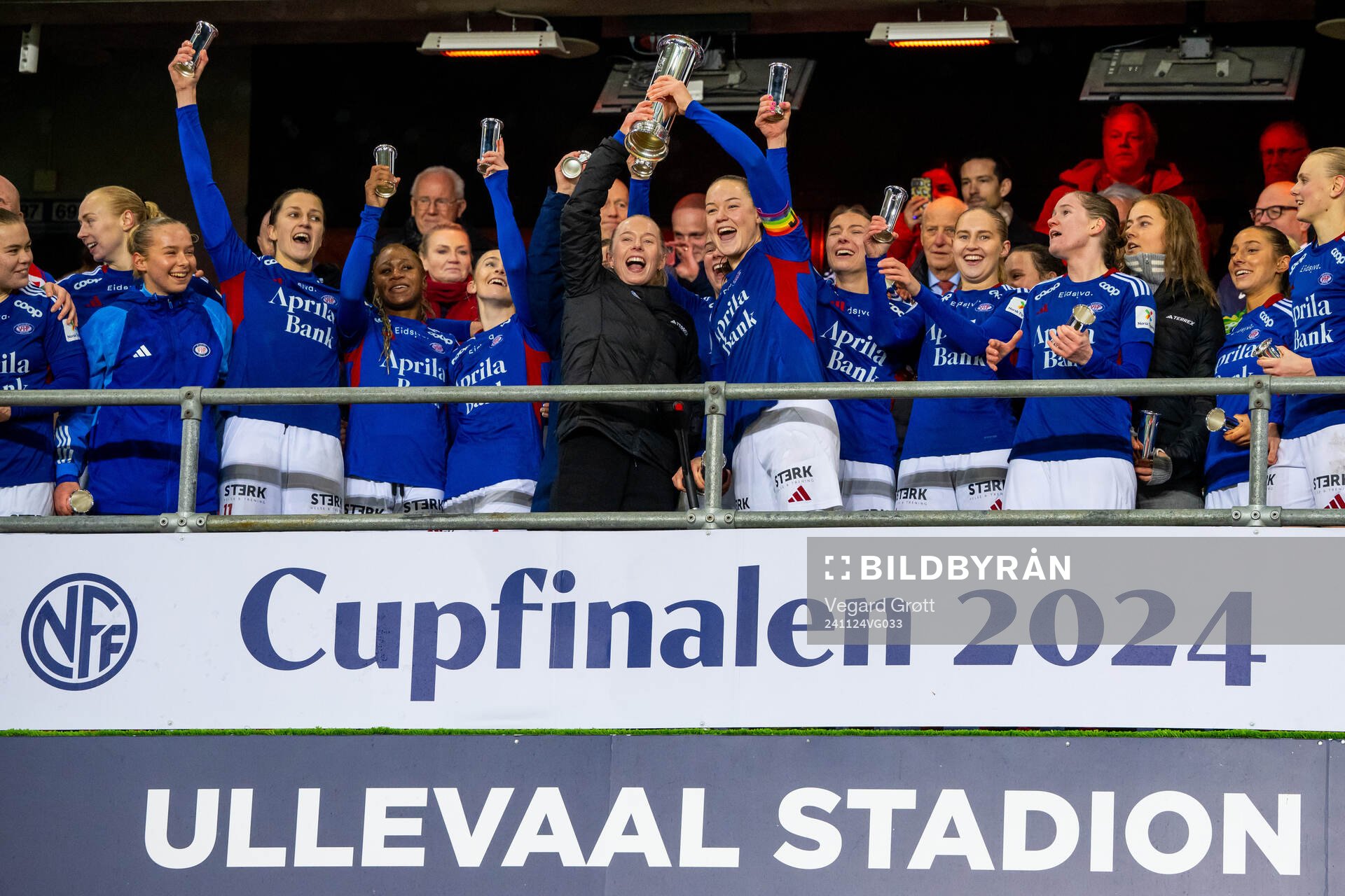Thea Bjelde, Janni Bøgild Thomsen and players of