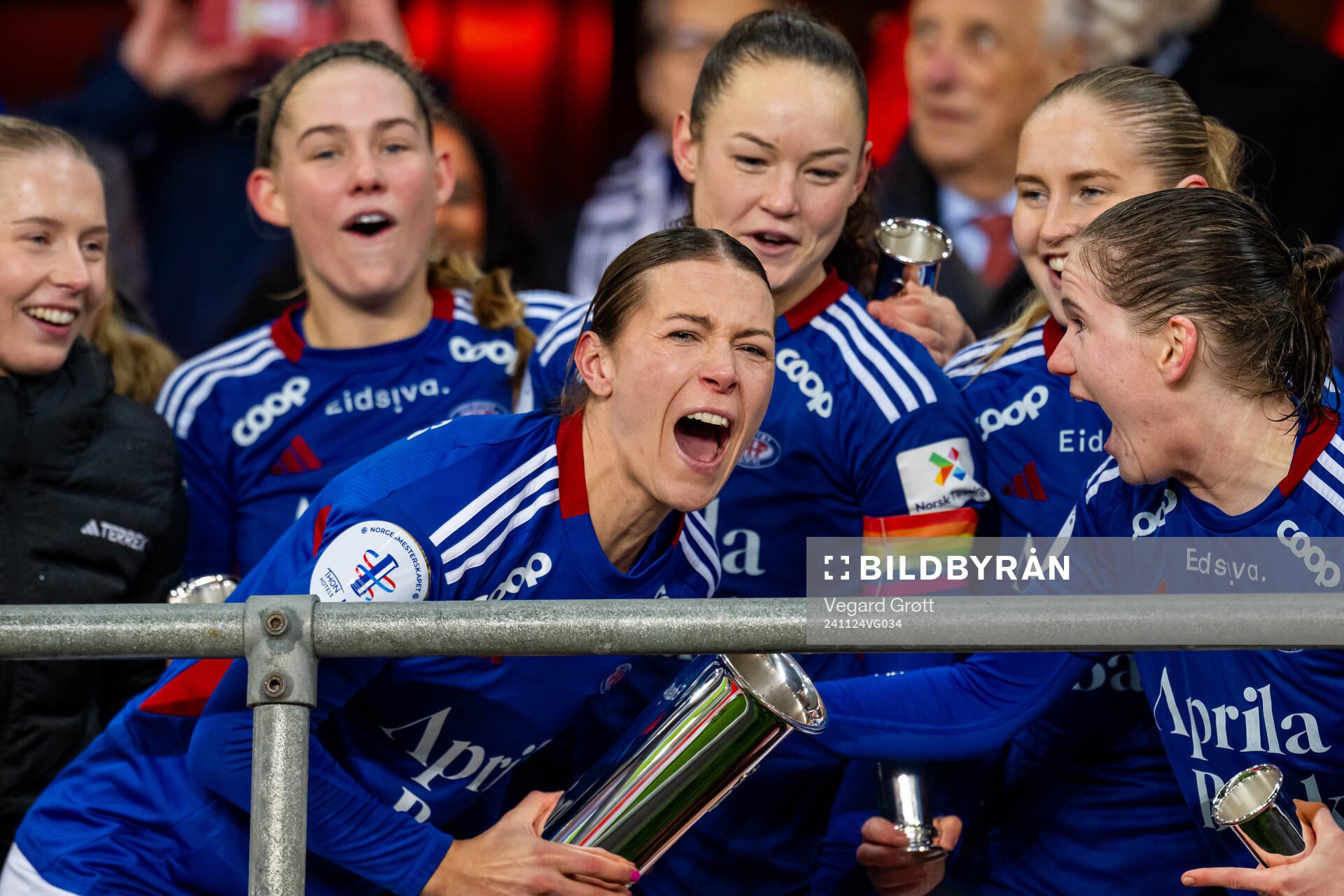 Mimmi Löfwenius Veum and players of Vålerenga celebrate