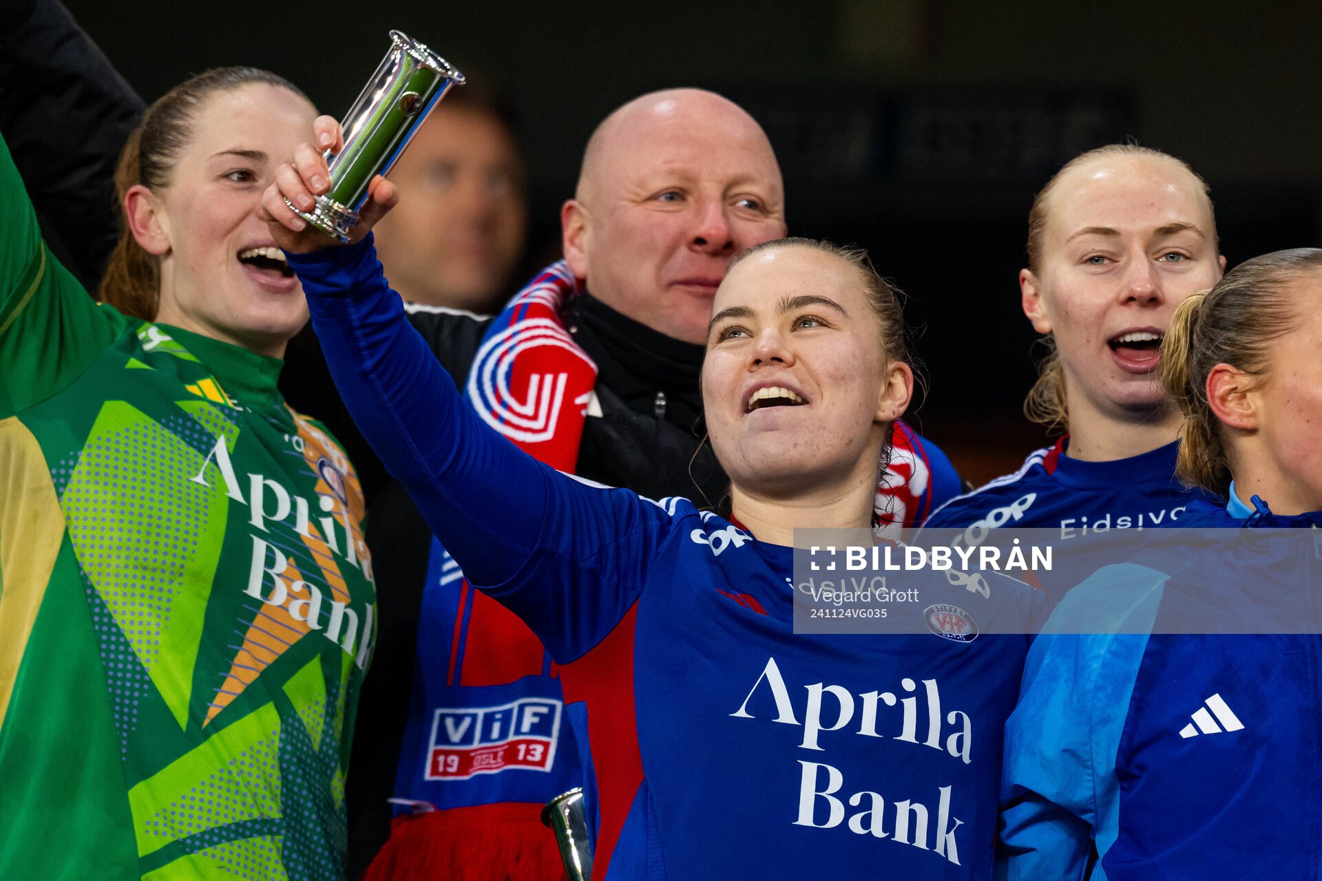 Olaug Tvedten, head coach Nils Lexerød, Sara Hørte and players of Vålerenga celebrate after winning the women’s football cup final match between Rosenborg and Vålerenga on November 24, 2024 in Oslo.