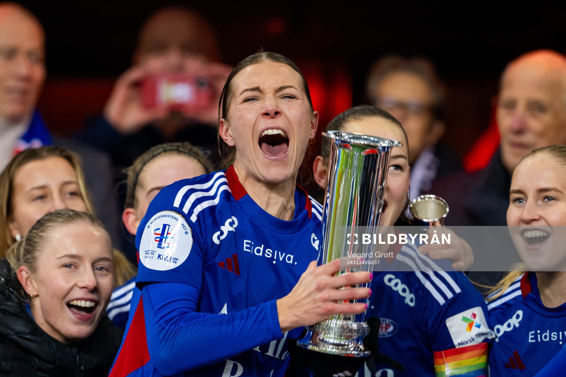 Mimmi Löfwenius Veum of Vålerenga celebrates with the